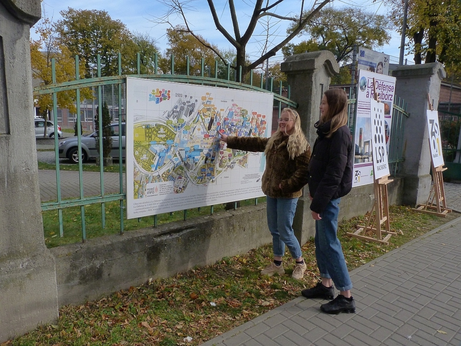 Zdjęcie w galerii na portalu naszraciborz.pl: Wystawa na płocie! - nowoczesny Paryż w ZSO nr 1 w Raciborzu wiadomości z regionu