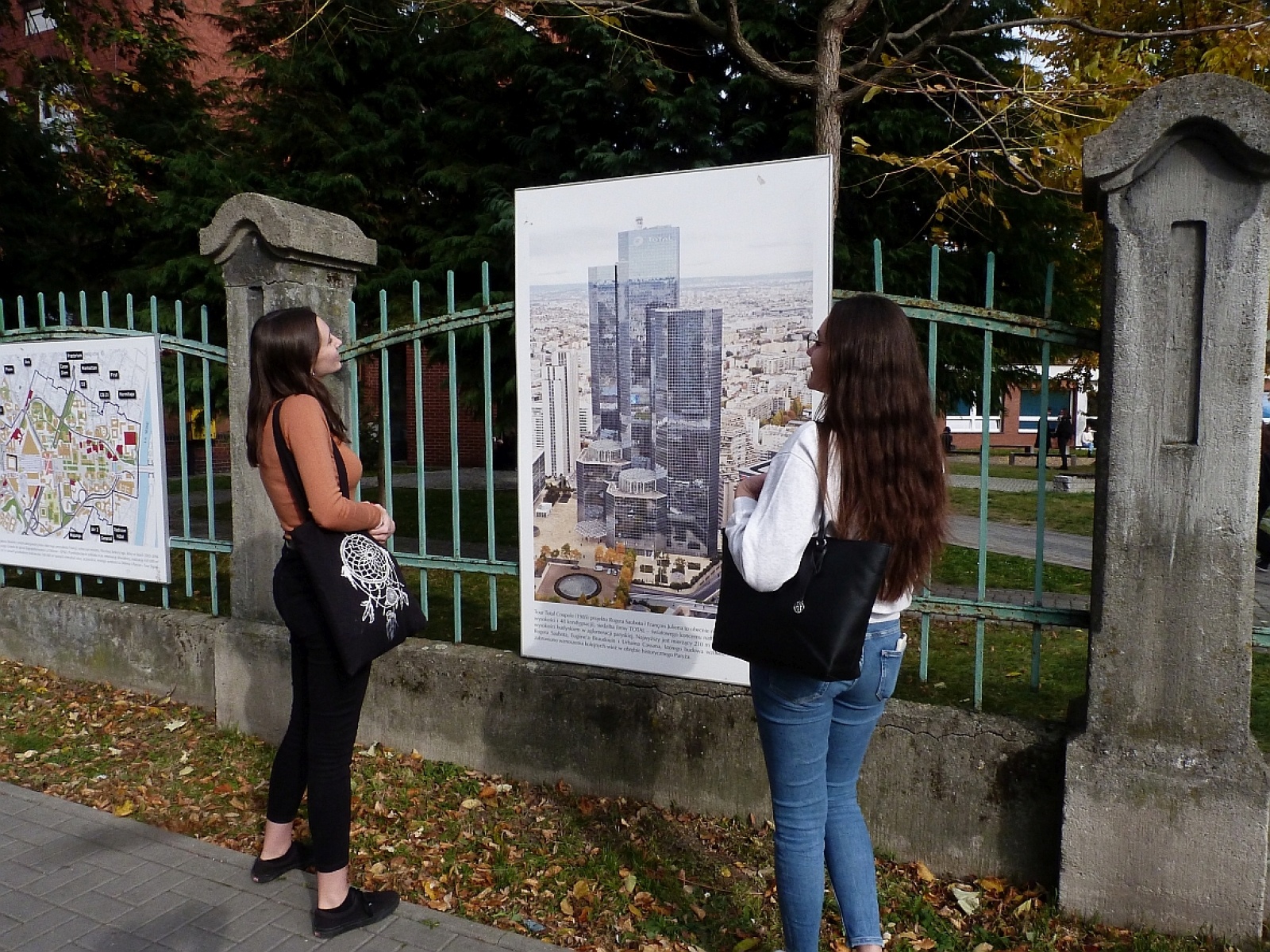 Zdjęcie w galerii na portalu naszraciborz.pl: Wystawa na płocie! - nowoczesny Paryż w ZSO nr 1 w Raciborzu wiadomości z regionu