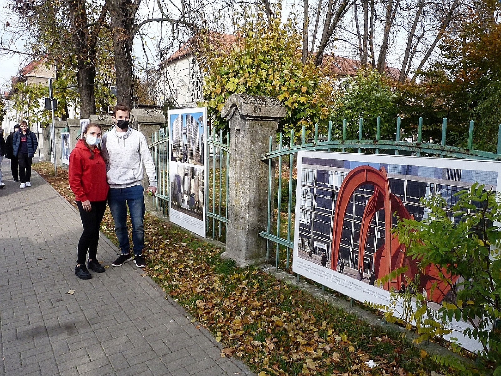 Zdjęcie w galerii na portalu naszraciborz.pl: Wystawa na płocie! - nowoczesny Paryż w ZSO nr 1 w Raciborzu wiadomości z regionu
