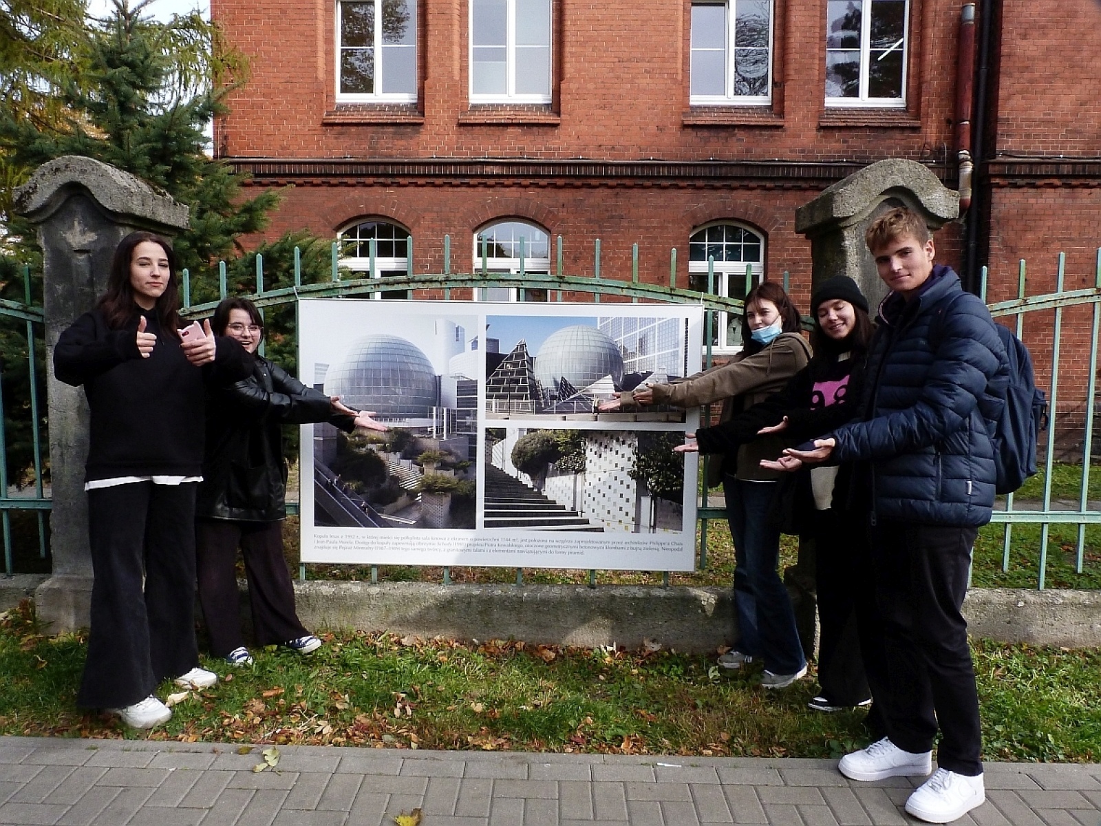 Zdjęcie w galerii na portalu naszraciborz.pl: Wystawa na płocie! - nowoczesny Paryż w ZSO nr 1 w Raciborzu wiadomości z regionu