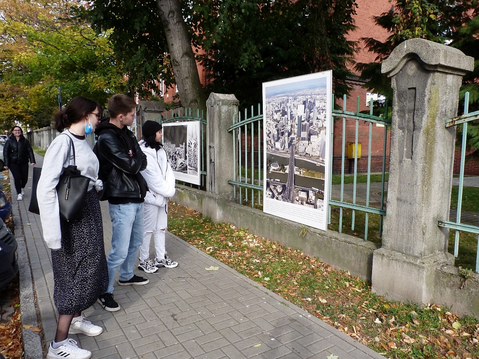 Zdjęcie w galerii na portalu naszraciborz.pl: Wystawa na płocie! - nowoczesny Paryż w ZSO nr 1 w Raciborzu wiadomości z regionu