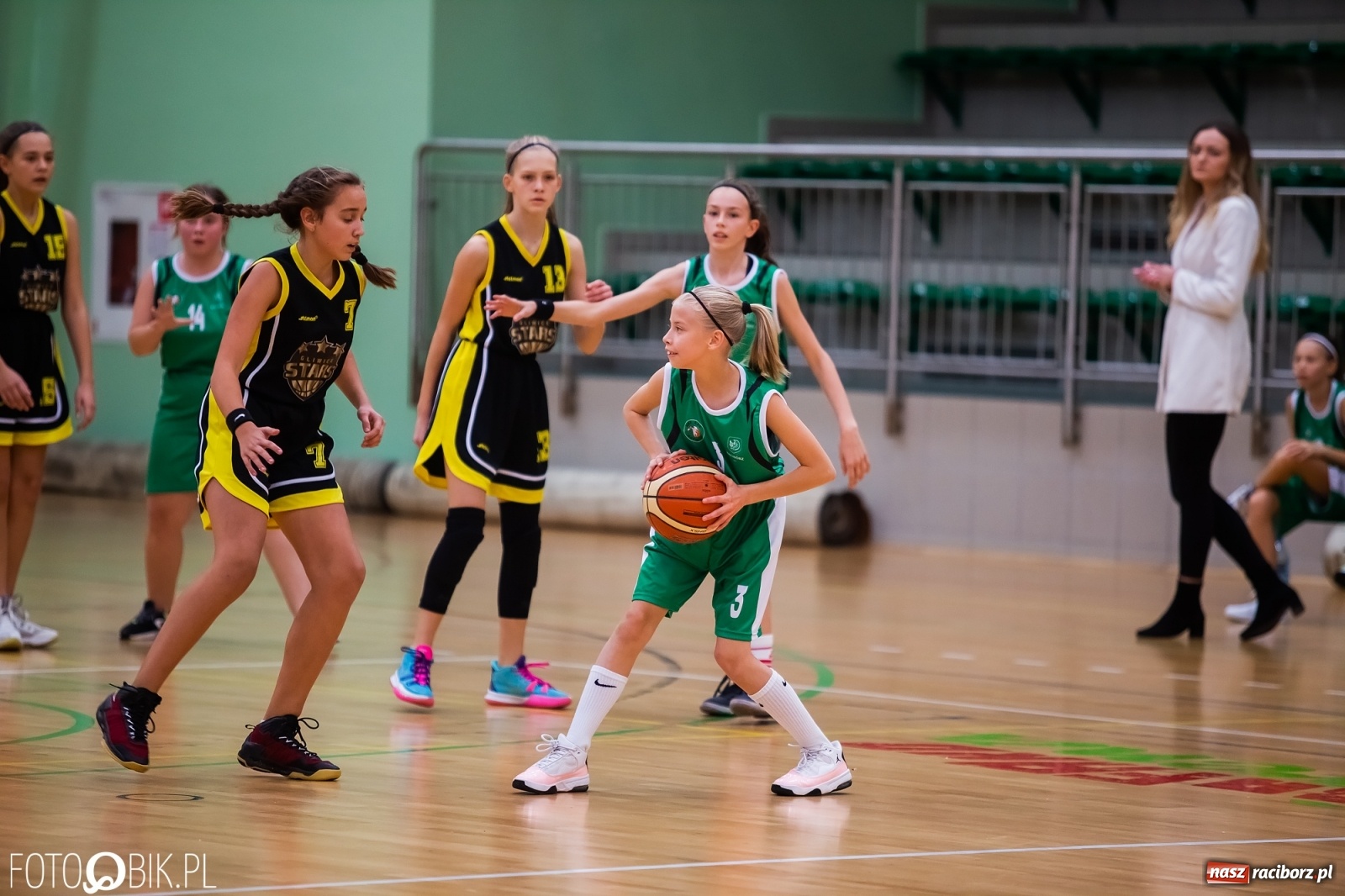 Zdjęcie w galerii na portalu naszraciborz.pl: Koszykówka. Gwiazdy z Gliwic lepsze od RKK AZS [FOTO] wiadomości z regionu