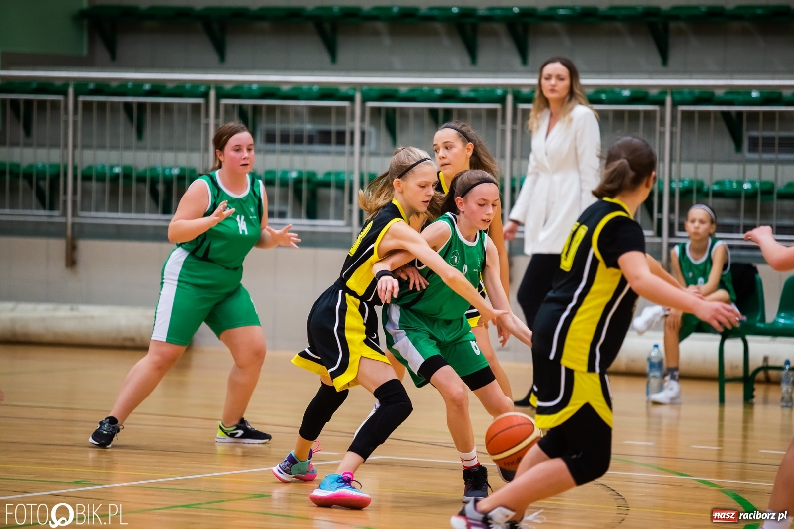 Zdjęcie w galerii na portalu naszraciborz.pl: Koszykówka. Gwiazdy z Gliwic lepsze od RKK AZS [FOTO] wiadomości z regionu