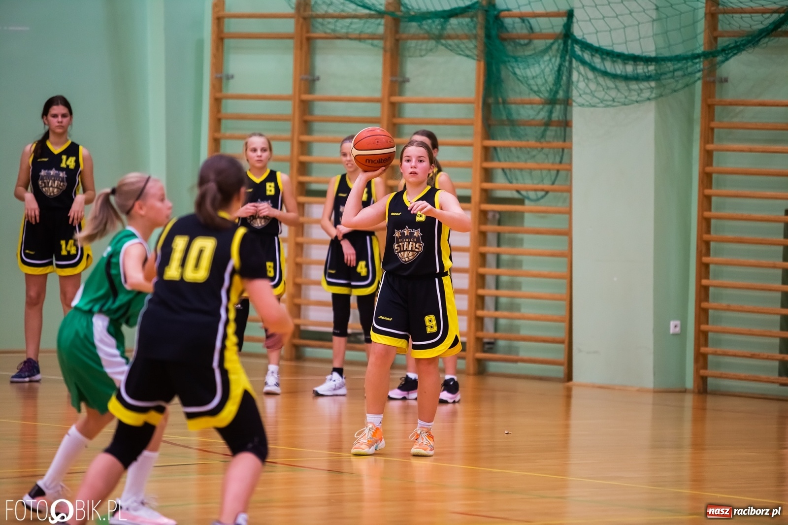 Zdjęcie w galerii na portalu naszraciborz.pl: Koszykówka. Gwiazdy z Gliwic lepsze od RKK AZS [FOTO] wiadomości z regionu