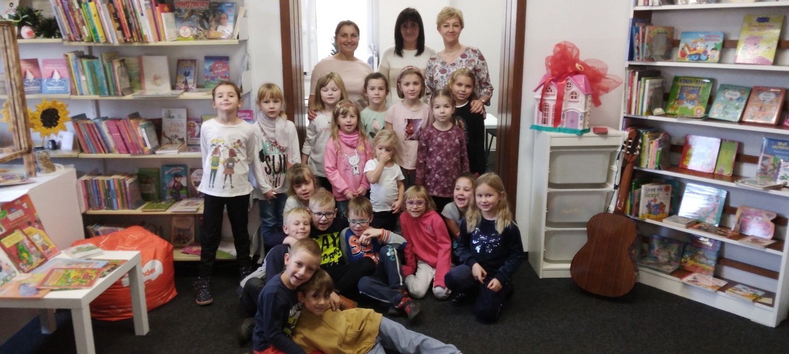 Zdjęcie w galerii na portalu naszraciborz.pl: Skrzaty z rudzkiego przedszkola z wizytą w bibliotece wiadomości z regionu