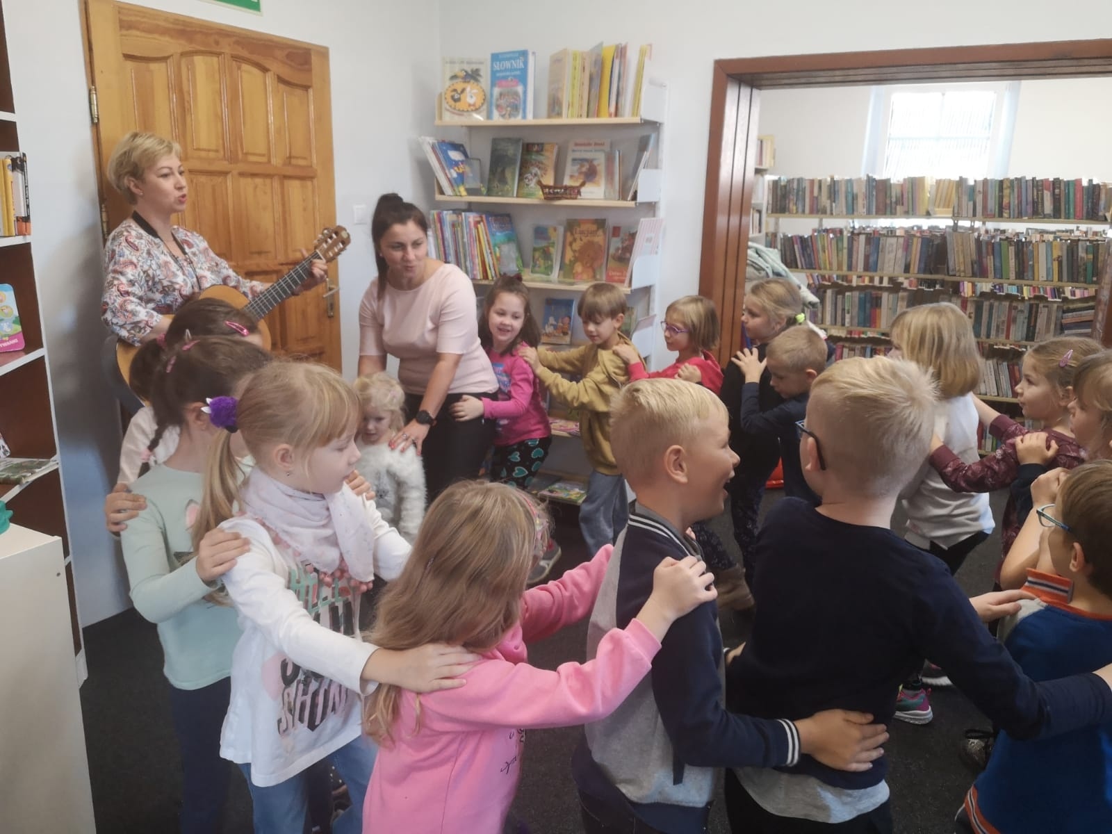 Zdjęcie w galerii na portalu naszraciborz.pl: Skrzaty z rudzkiego przedszkola z wizytą w bibliotece wiadomości z regionu