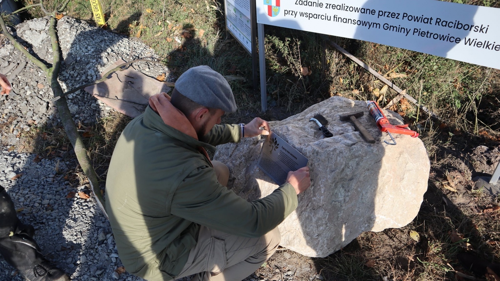Zdjęcie w galerii na portalu naszraciborz.pl: Na Turmasach ruszył program czereśniowy radnego Bolika. Wandale nie kazali na siebie długo czekać! wiadomości z regionu