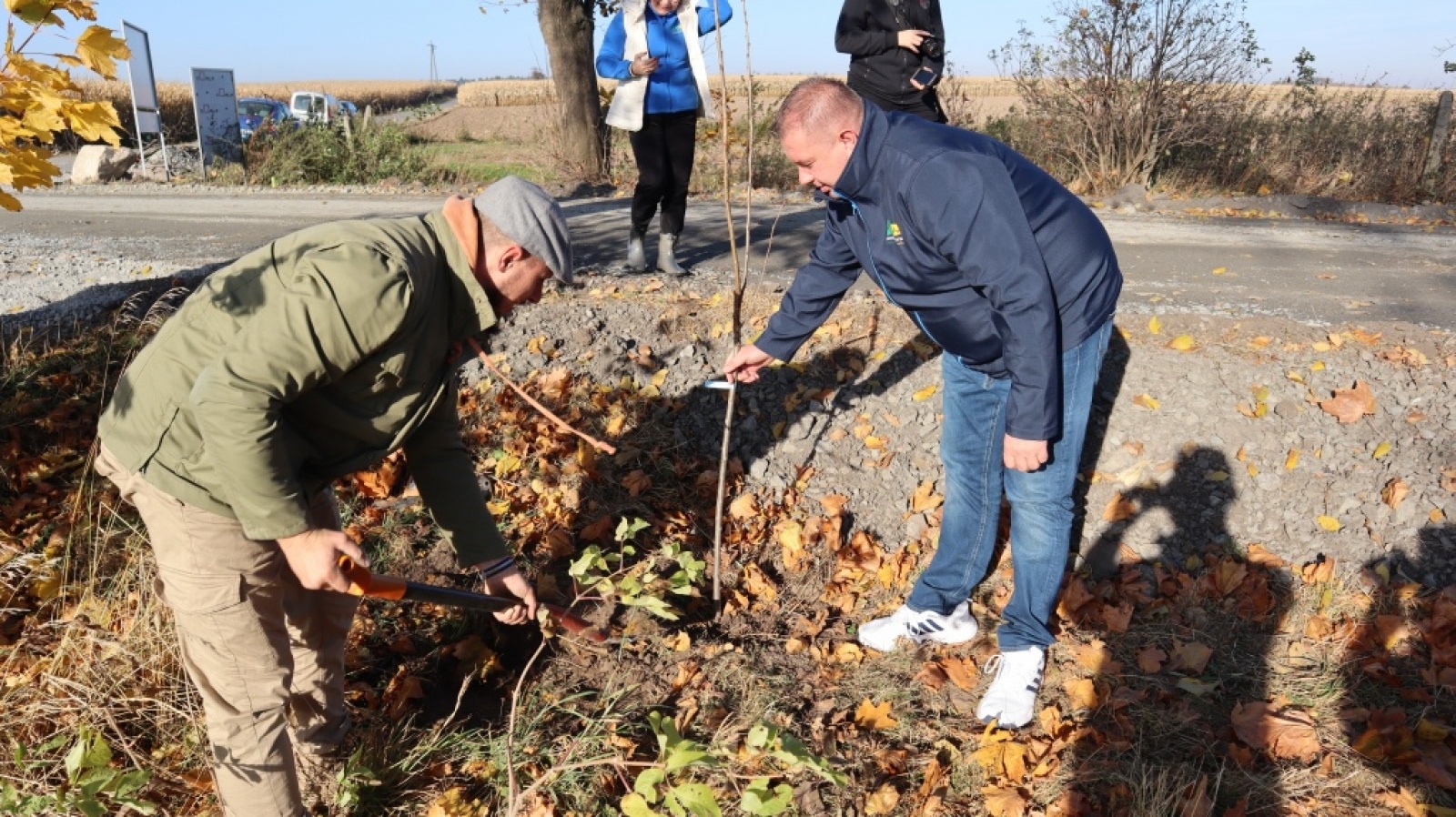 Zdjęcie w galerii na portalu naszraciborz.pl: Powiat włącza się w kolejną akcję sadzenia drzew wiadomości z regionu