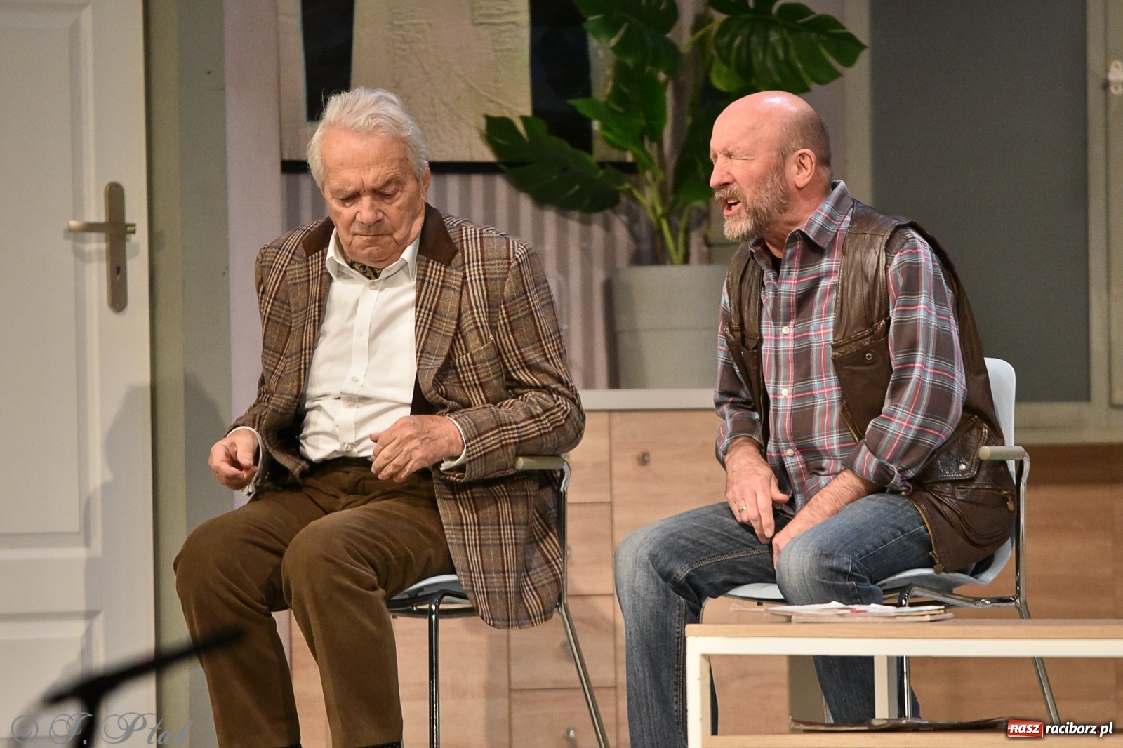 Zdjęcie w galerii na portalu naszraciborz.pl: W poczekalni u genialnego psychiatry. Doborowa obsada Nerwicy natręctw w RCK [FOTO] wiadomości z regionu