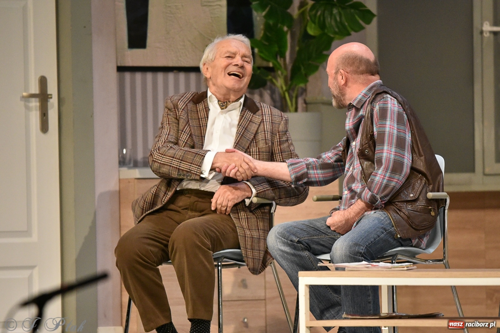 Zdjęcie w galerii na portalu naszraciborz.pl: W poczekalni u genialnego psychiatry. Doborowa obsada Nerwicy natręctw w RCK [FOTO] wiadomości z regionu