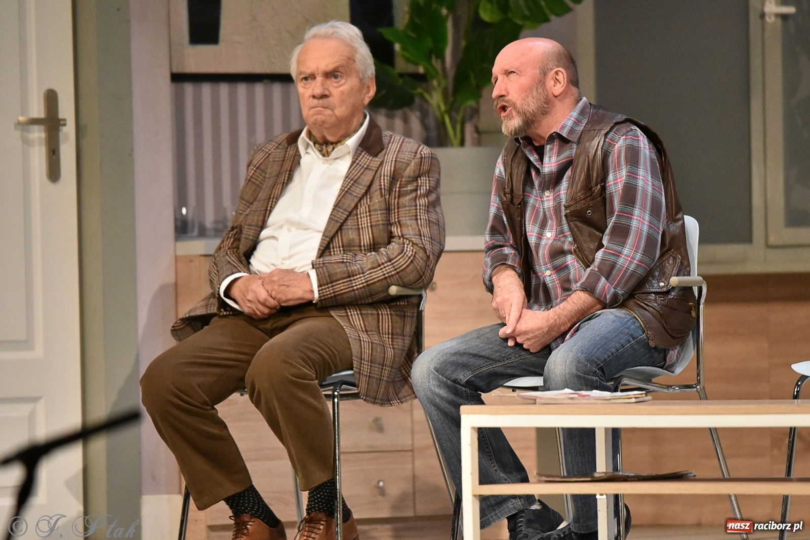 Zdjęcie w galerii na portalu naszraciborz.pl: W poczekalni u genialnego psychiatry. Doborowa obsada Nerwicy natręctw w RCK [FOTO] wiadomości z regionu
