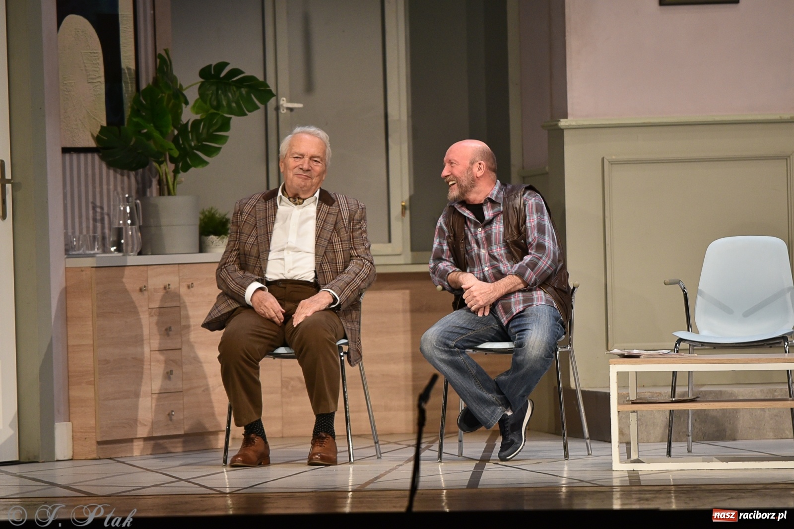 Zdjęcie w galerii na portalu naszraciborz.pl: W poczekalni u genialnego psychiatry. Doborowa obsada Nerwicy natręctw w RCK [FOTO] wiadomości z regionu