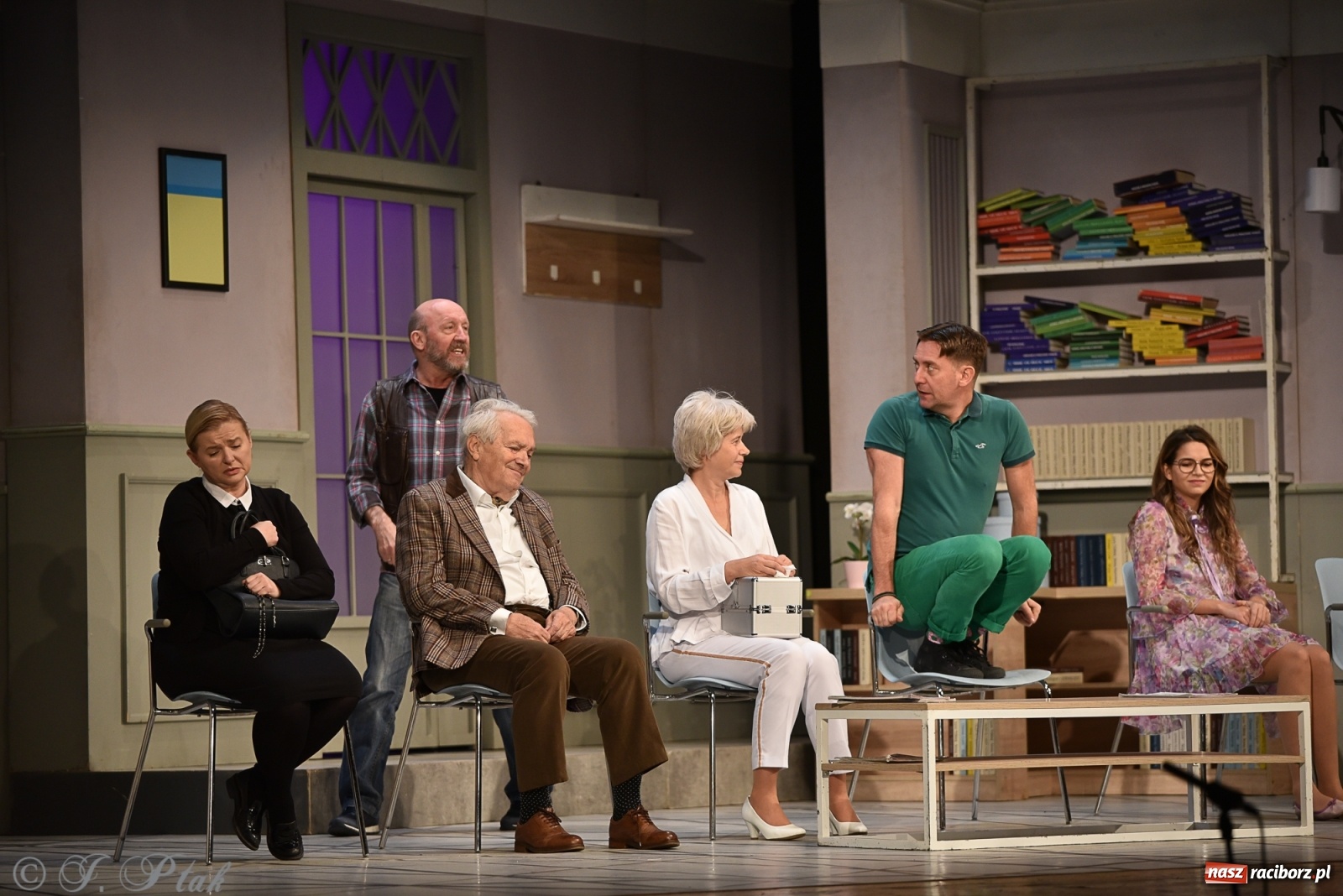 Zdjęcie w galerii na portalu naszraciborz.pl: W poczekalni u genialnego psychiatry. Doborowa obsada Nerwicy natręctw w RCK [FOTO] wiadomości z regionu
