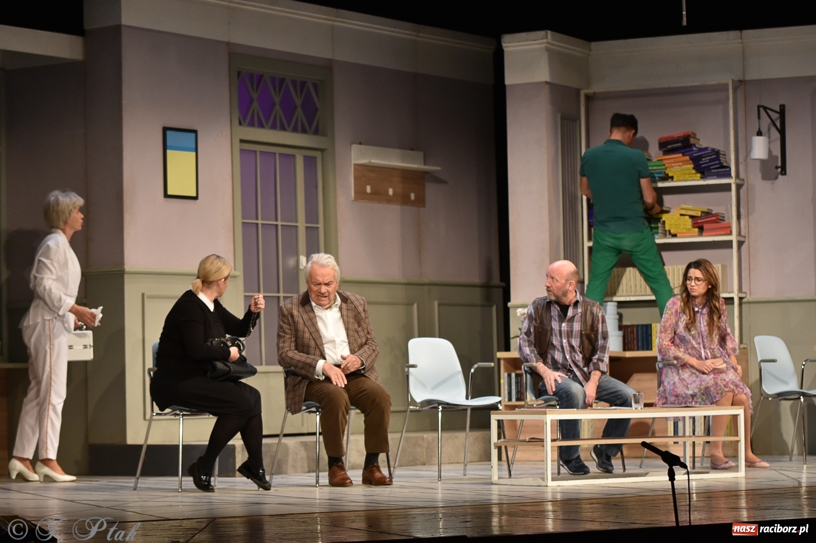 Zdjęcie w galerii na portalu naszraciborz.pl: W poczekalni u genialnego psychiatry. Doborowa obsada Nerwicy natręctw w RCK [FOTO] wiadomości z regionu