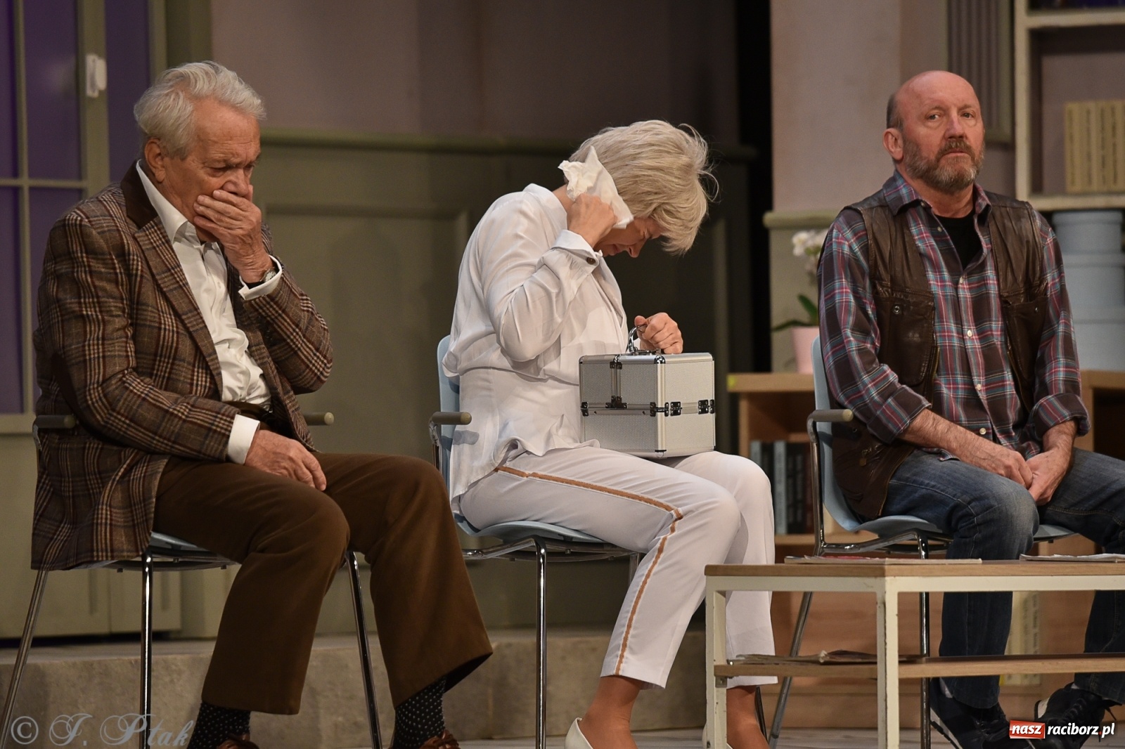 Zdjęcie w galerii na portalu naszraciborz.pl: W poczekalni u genialnego psychiatry. Doborowa obsada Nerwicy natręctw w RCK [FOTO] wiadomości z regionu