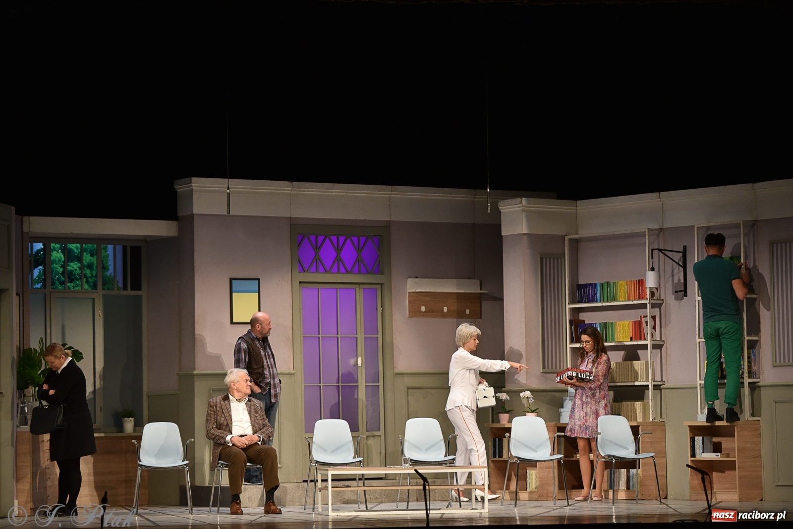 Zdjęcie w galerii na portalu naszraciborz.pl: W poczekalni u genialnego psychiatry. Doborowa obsada Nerwicy natręctw w RCK [FOTO] wiadomości z regionu