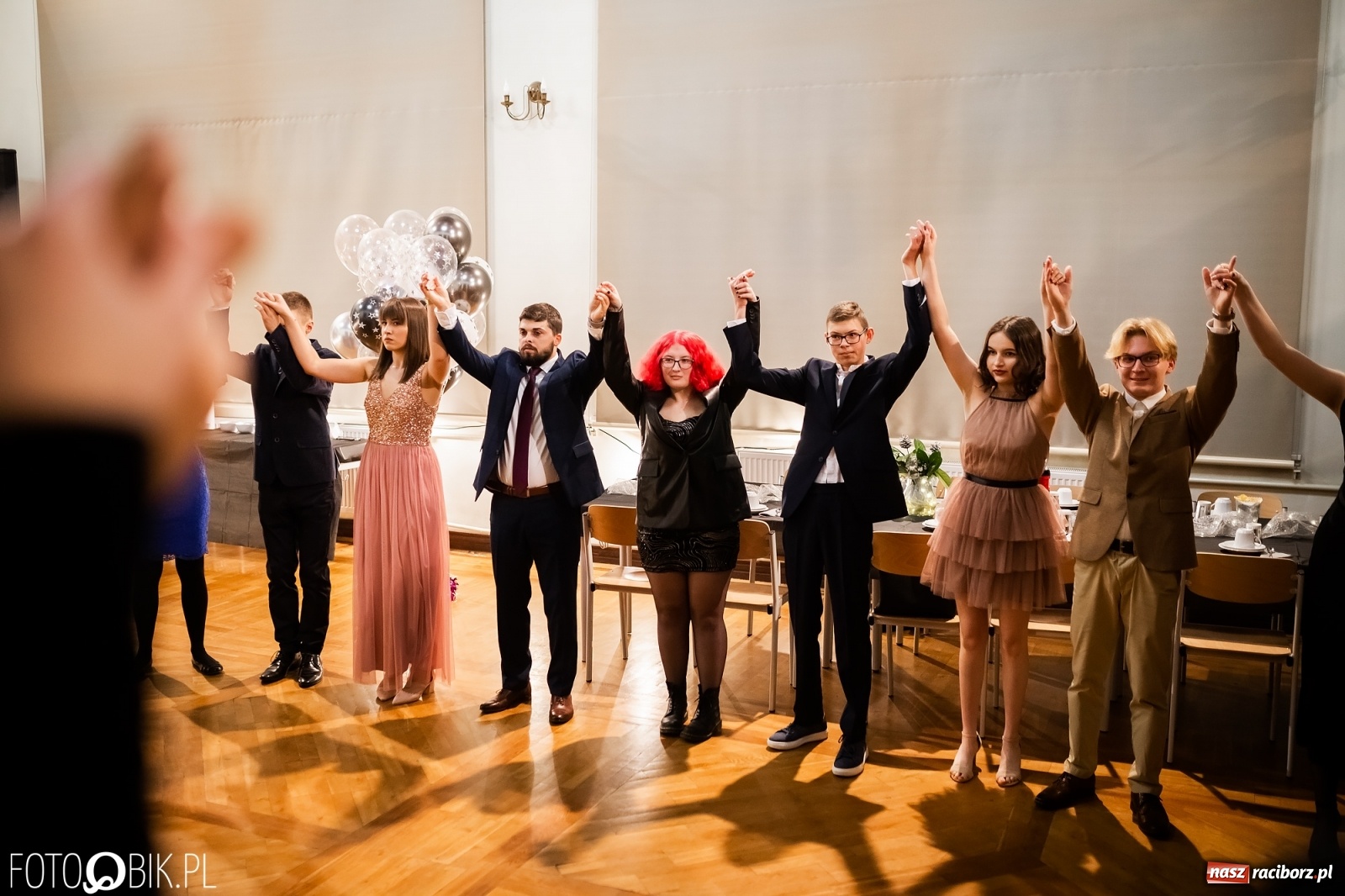Zdjęcie w galerii na portalu naszraciborz.pl: Jedyny taki bal maturalny w Raciborzu. DLO bawi się w swojej szkole [FOTO i WIDEO] wiadomości z regionu