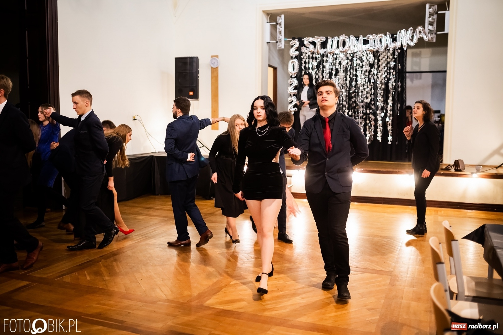 Zdjęcie w galerii na portalu naszraciborz.pl: Jedyny taki bal maturalny w Raciborzu. DLO bawi się w swojej szkole [FOTO i WIDEO] wiadomości z regionu