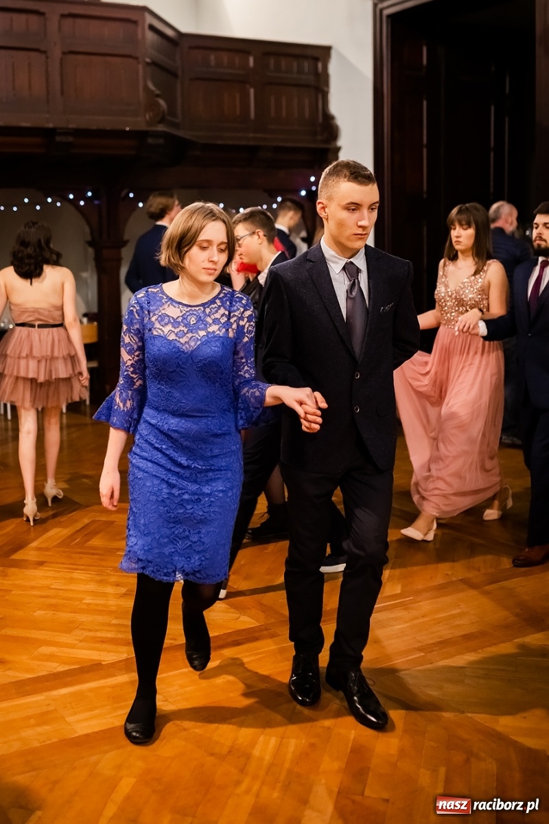 Zdjęcie w galerii na portalu naszraciborz.pl: Jedyny taki bal maturalny w Raciborzu. DLO bawi się w swojej szkole [FOTO i WIDEO] wiadomości z regionu
