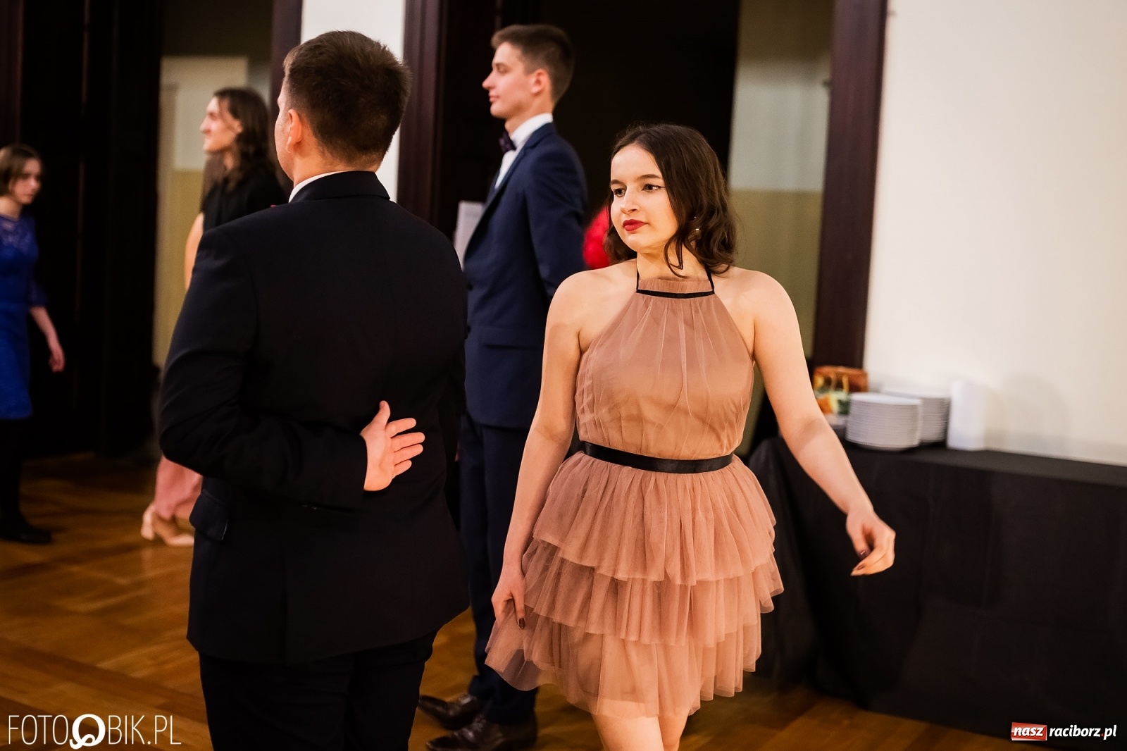 Zdjęcie w galerii na portalu naszraciborz.pl: Jedyny taki bal maturalny w Raciborzu. DLO bawi się w swojej szkole [FOTO i WIDEO] wiadomości z regionu