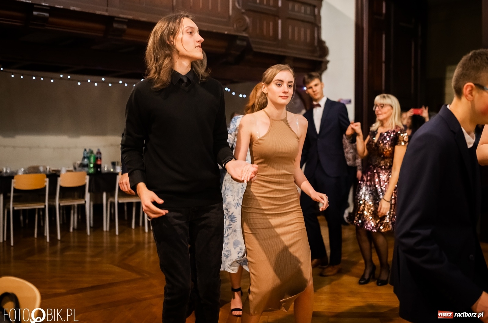Zdjęcie w galerii na portalu naszraciborz.pl: Jedyny taki bal maturalny w Raciborzu. DLO bawi się w swojej szkole [FOTO i WIDEO] wiadomości z regionu