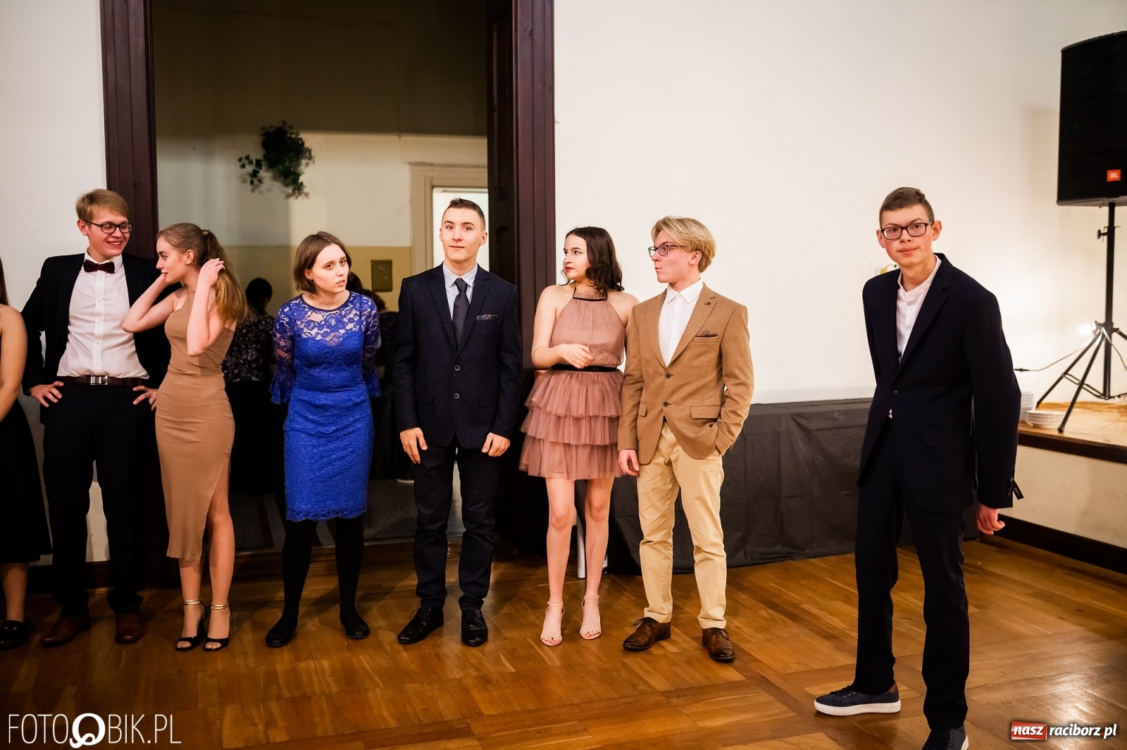 Zdjęcie w galerii na portalu naszraciborz.pl: Jedyny taki bal maturalny w Raciborzu. DLO bawi się w swojej szkole [FOTO i WIDEO] wiadomości z regionu