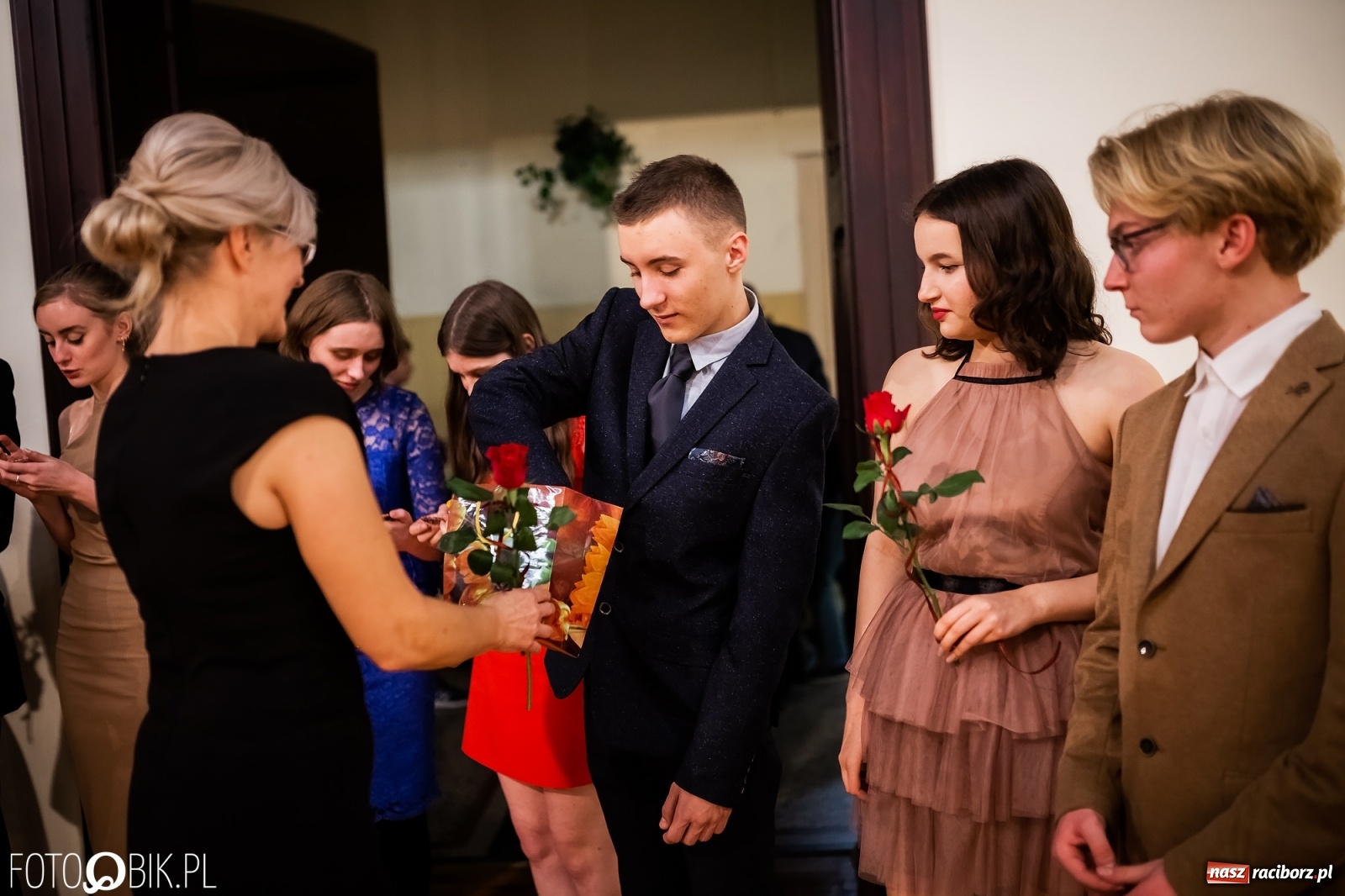 Zdjęcie w galerii na portalu naszraciborz.pl: Jedyny taki bal maturalny w Raciborzu. DLO bawi się w swojej szkole [FOTO i WIDEO] wiadomości z regionu