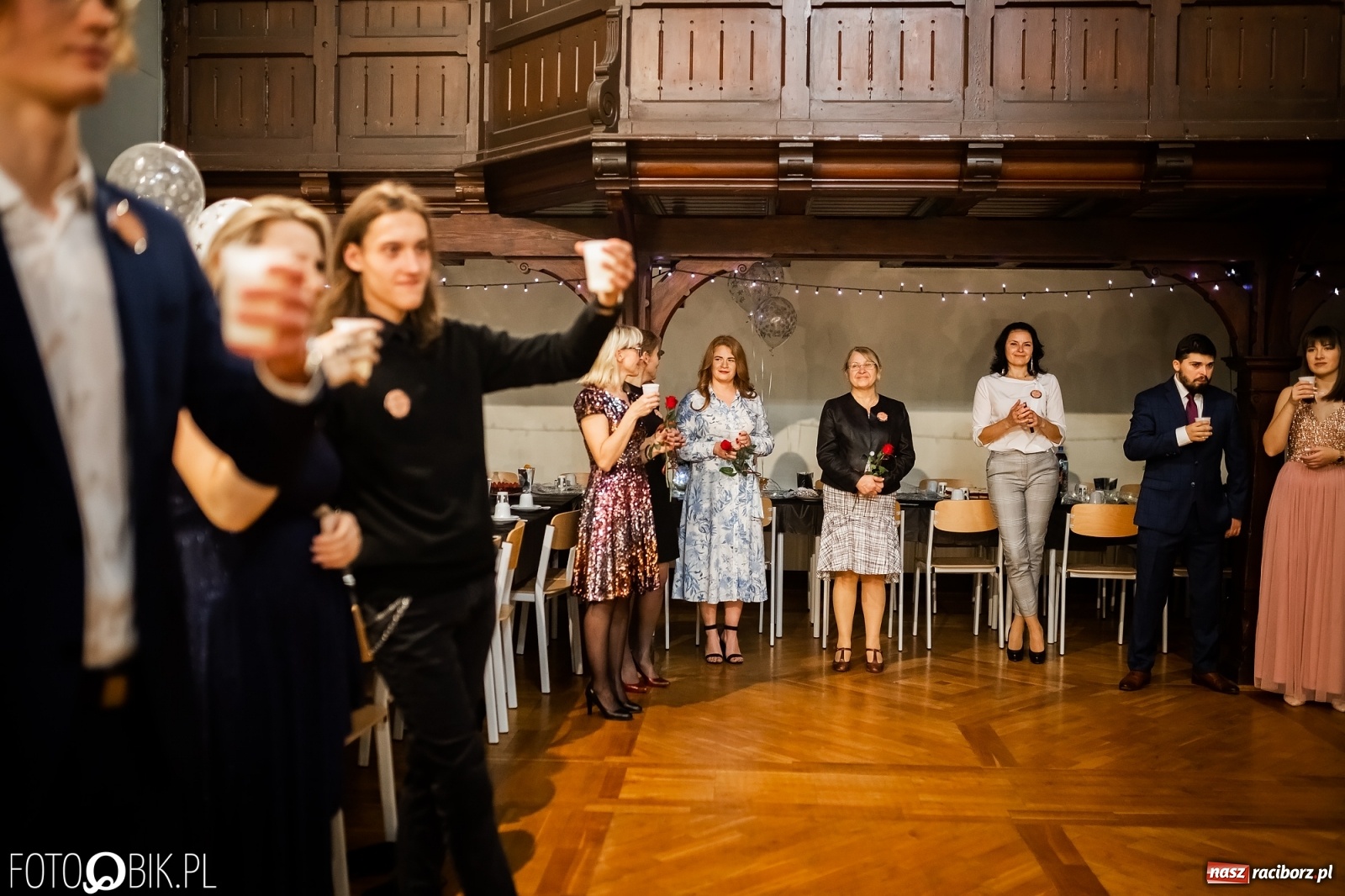 Zdjęcie w galerii na portalu naszraciborz.pl: Jedyny taki bal maturalny w Raciborzu. DLO bawi się w swojej szkole [FOTO i WIDEO] wiadomości z regionu
