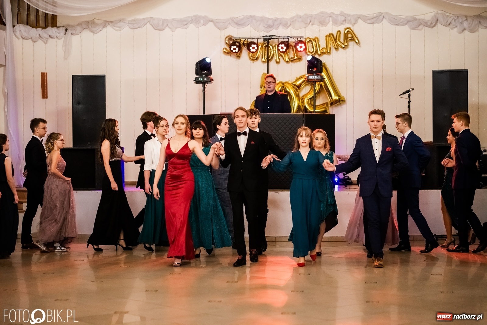 Zdjęcie w galerii na portalu naszraciborz.pl: Studniówka II LO im. Adama Mickiewicza w Raciborzu [FOTO i WIDEO] wiadomości z regionu