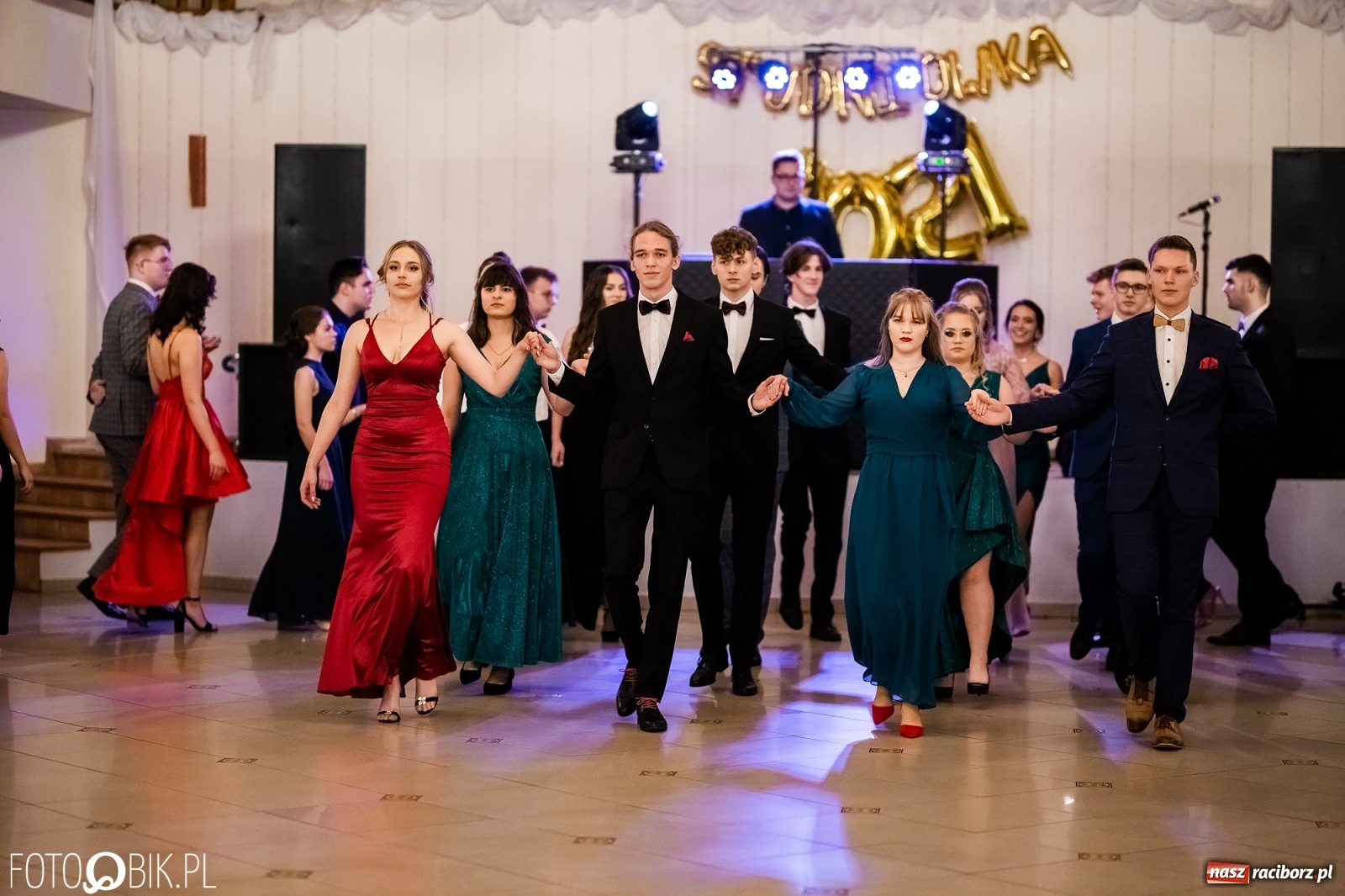 Zdjęcie w galerii na portalu naszraciborz.pl: Studniówka II LO im. Adama Mickiewicza w Raciborzu [FOTO i WIDEO] wiadomości z regionu