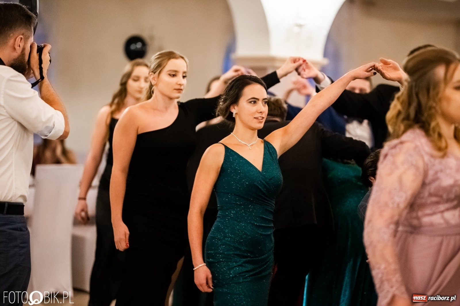 Zdjęcie w galerii na portalu naszraciborz.pl: Studniówka II LO im. Adama Mickiewicza w Raciborzu [FOTO i WIDEO] wiadomości z regionu