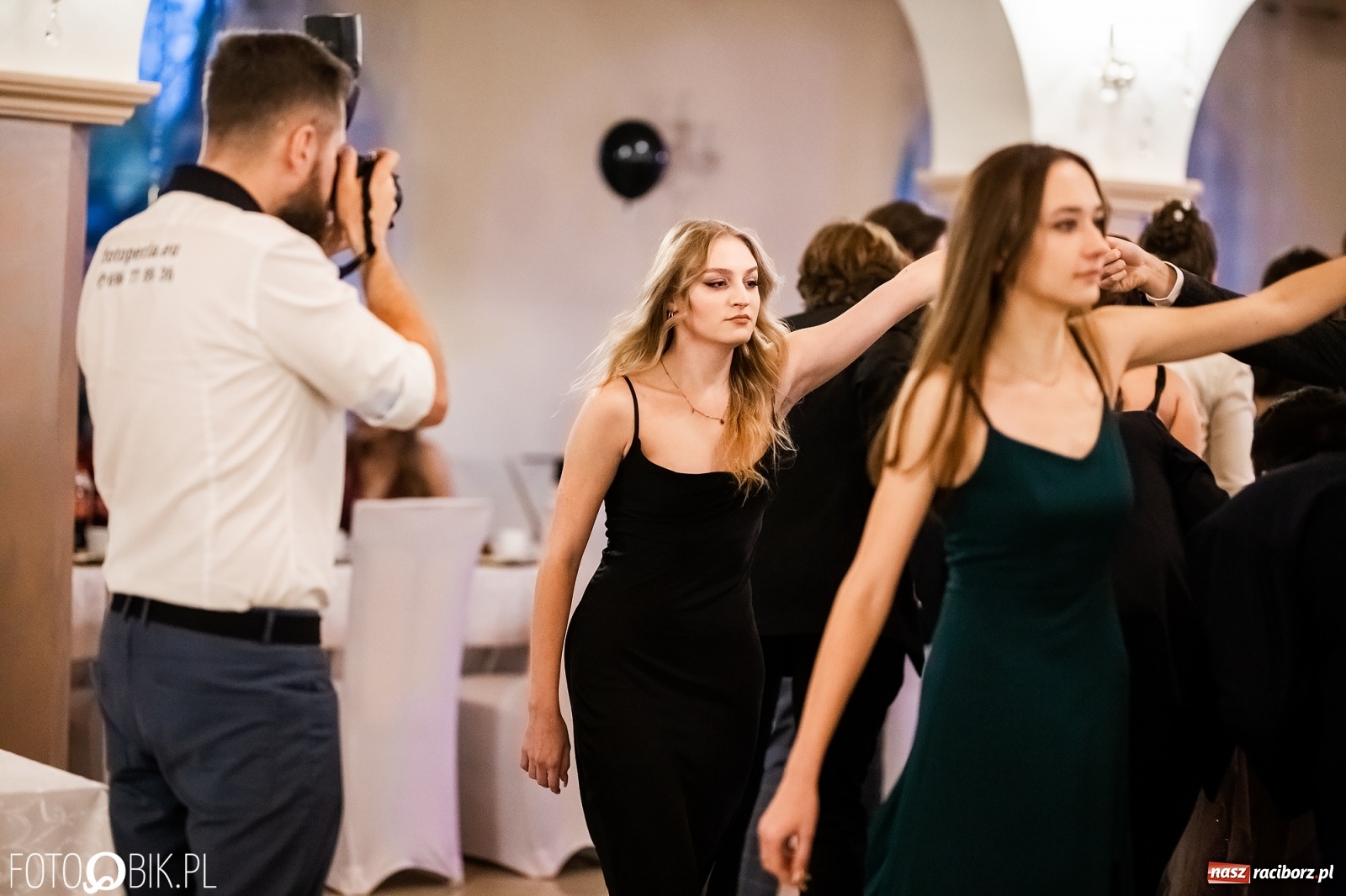 Zdjęcie w galerii na portalu naszraciborz.pl: Studniówka II LO im. Adama Mickiewicza w Raciborzu [FOTO i WIDEO] wiadomości z regionu