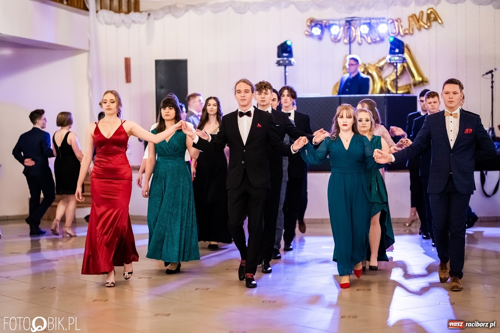 Zdjęcie w galerii na portalu naszraciborz.pl: Studniówka II LO im. Adama Mickiewicza w Raciborzu [FOTO i WIDEO] wiadomości z regionu