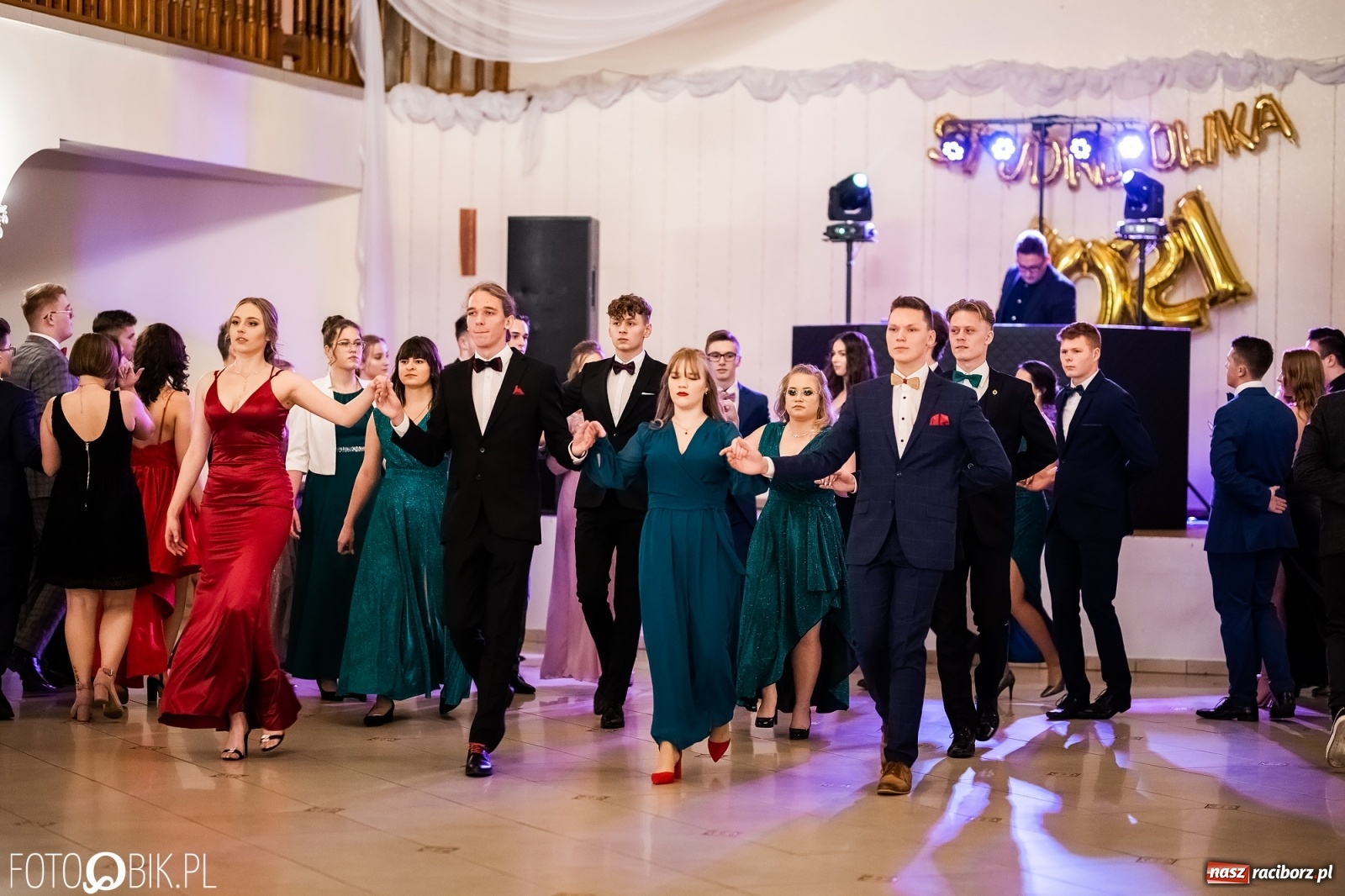 Zdjęcie w galerii na portalu naszraciborz.pl: Studniówka II LO im. Adama Mickiewicza w Raciborzu [FOTO i WIDEO] wiadomości z regionu