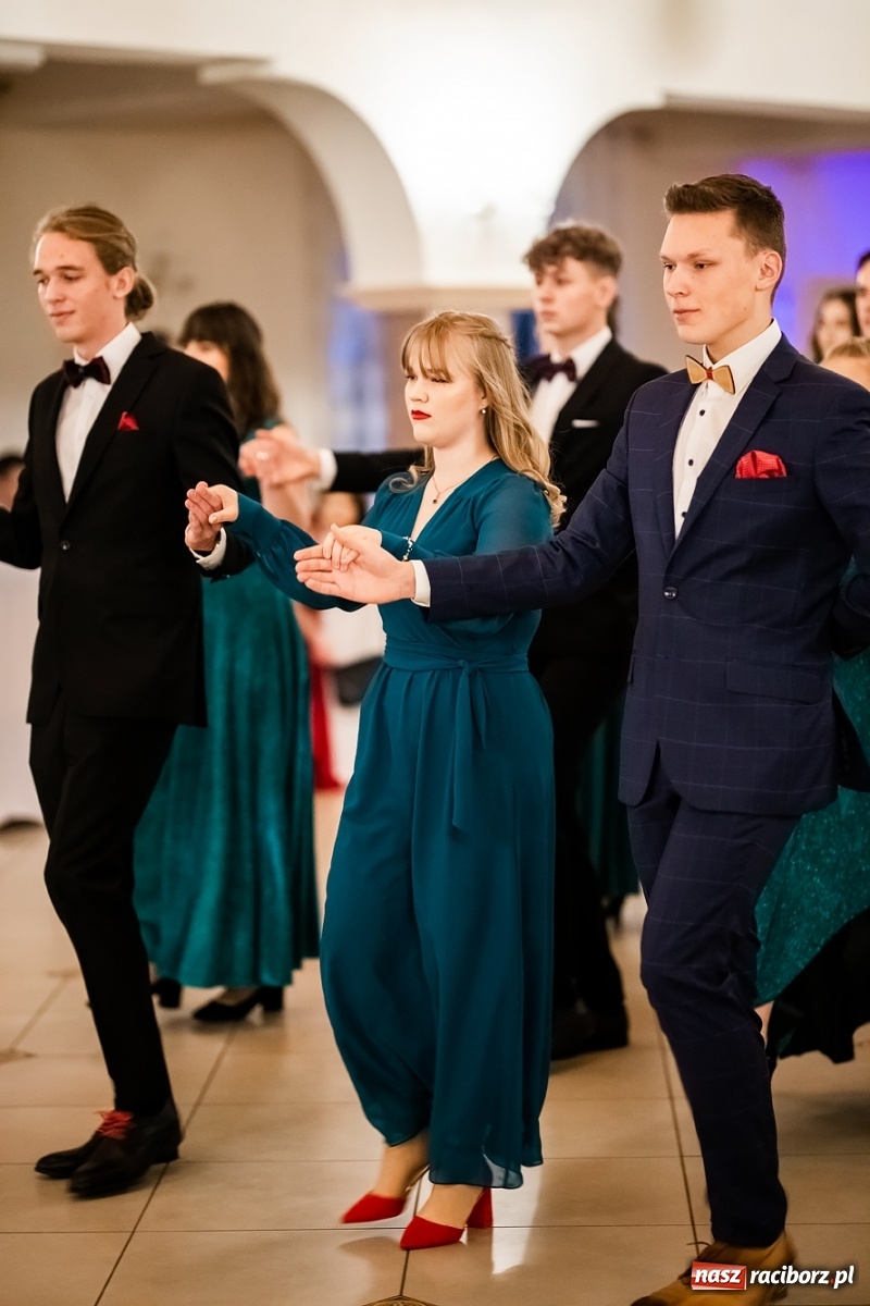 Zdjęcie w galerii na portalu naszraciborz.pl: Studniówka II LO im. Adama Mickiewicza w Raciborzu [FOTO i WIDEO] wiadomości z regionu