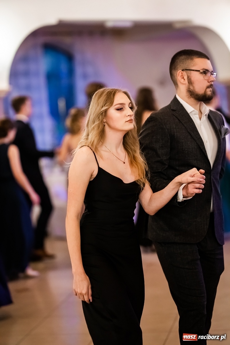 Zdjęcie w galerii na portalu naszraciborz.pl: Studniówka II LO im. Adama Mickiewicza w Raciborzu [FOTO i WIDEO] wiadomości z regionu