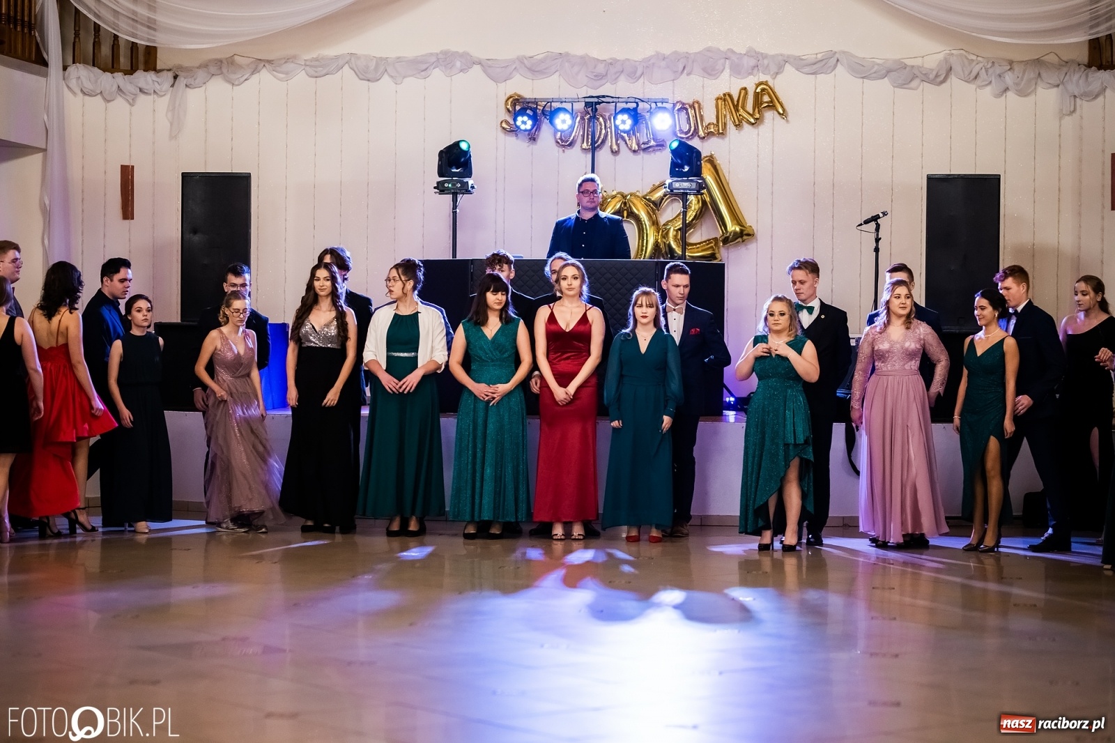 Zdjęcie w galerii na portalu naszraciborz.pl: Studniówka II LO im. Adama Mickiewicza w Raciborzu [FOTO i WIDEO] wiadomości z regionu