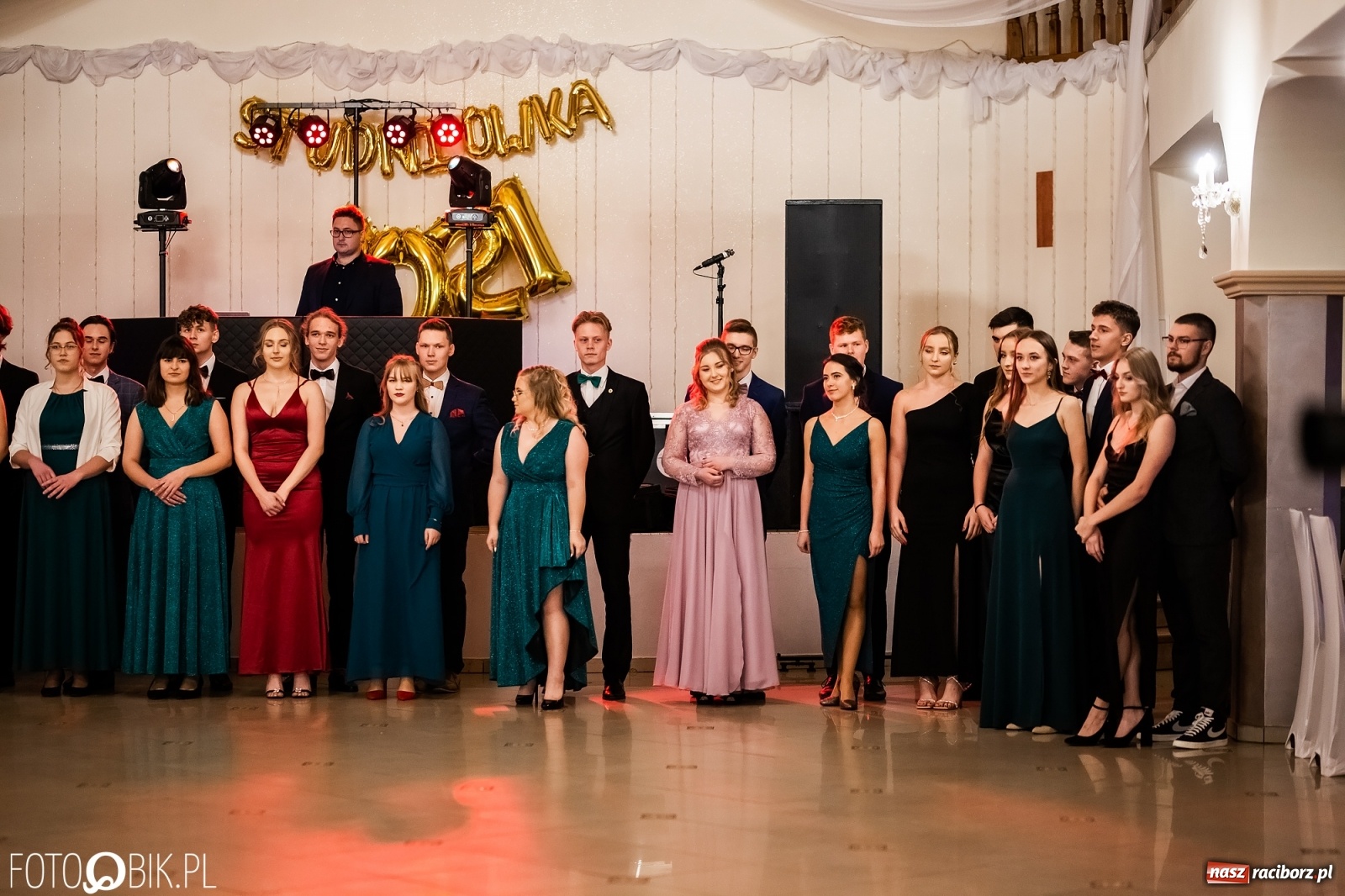 Zdjęcie w galerii na portalu naszraciborz.pl: Studniówka II LO im. Adama Mickiewicza w Raciborzu [FOTO i WIDEO] wiadomości z regionu