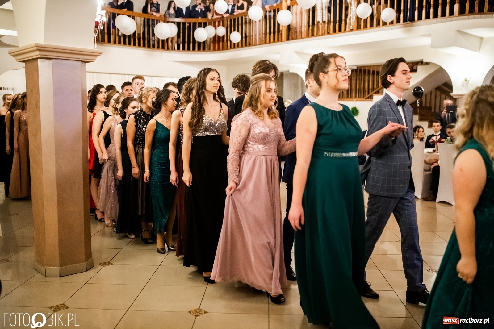 Zdjęcie w galerii na portalu naszraciborz.pl: Studniówka II LO im. Adama Mickiewicza w Raciborzu [FOTO i WIDEO] wiadomości z regionu