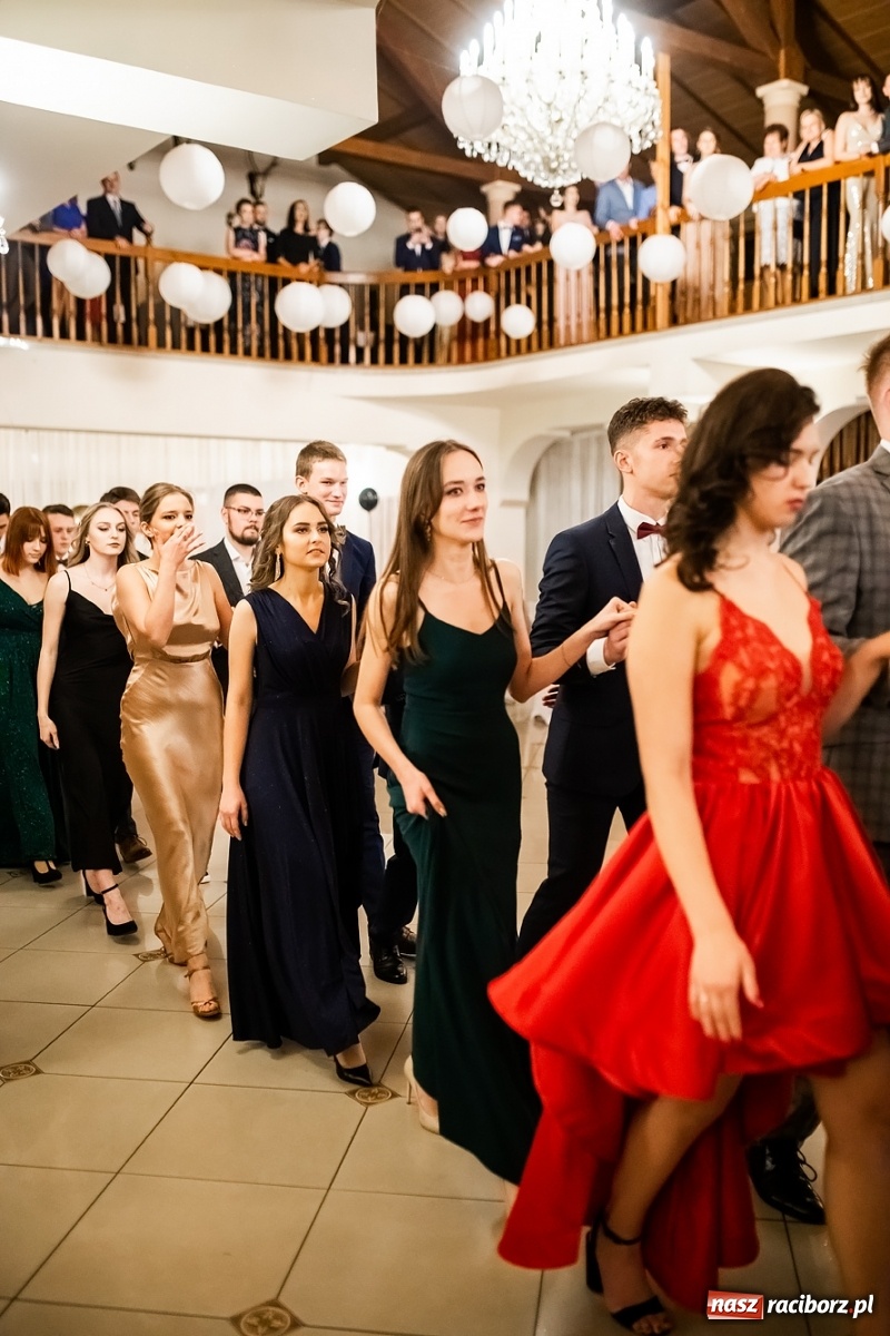 Zdjęcie w galerii na portalu naszraciborz.pl: Studniówka II LO im. Adama Mickiewicza w Raciborzu [FOTO i WIDEO] wiadomości z regionu