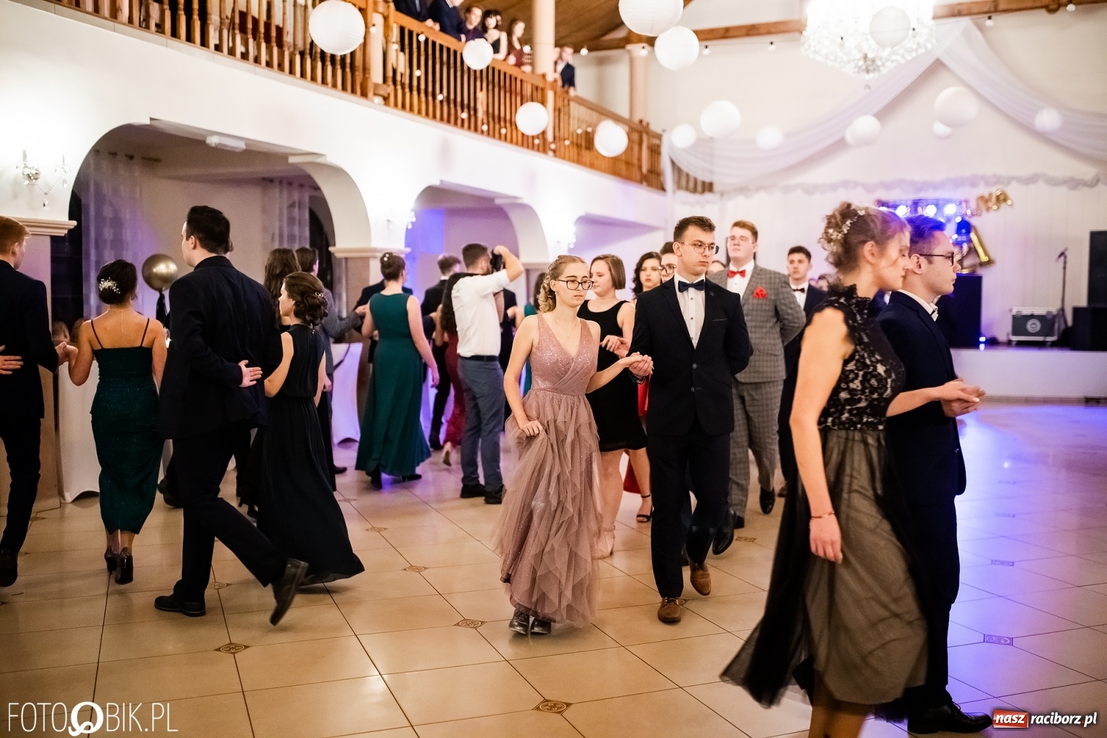 Zdjęcie w galerii na portalu naszraciborz.pl: Studniówka II LO im. Adama Mickiewicza w Raciborzu [FOTO i WIDEO] wiadomości z regionu