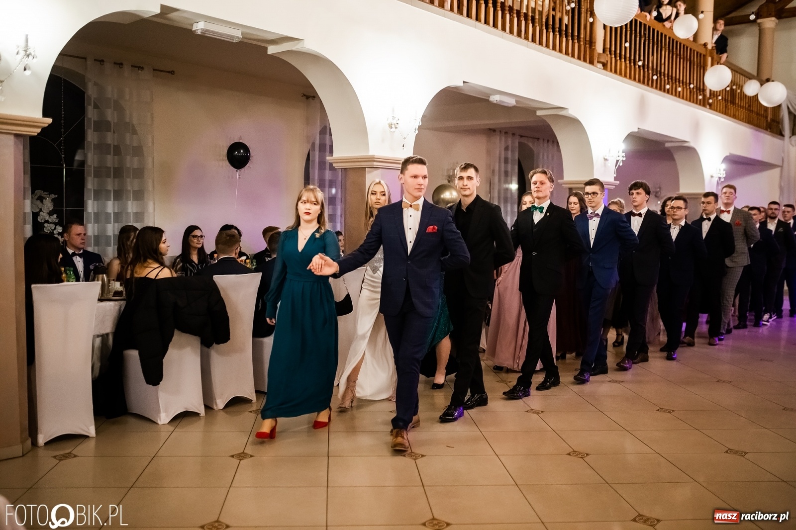 Zdjęcie w galerii na portalu naszraciborz.pl: Studniówka II LO im. Adama Mickiewicza w Raciborzu [FOTO i WIDEO] wiadomości z regionu