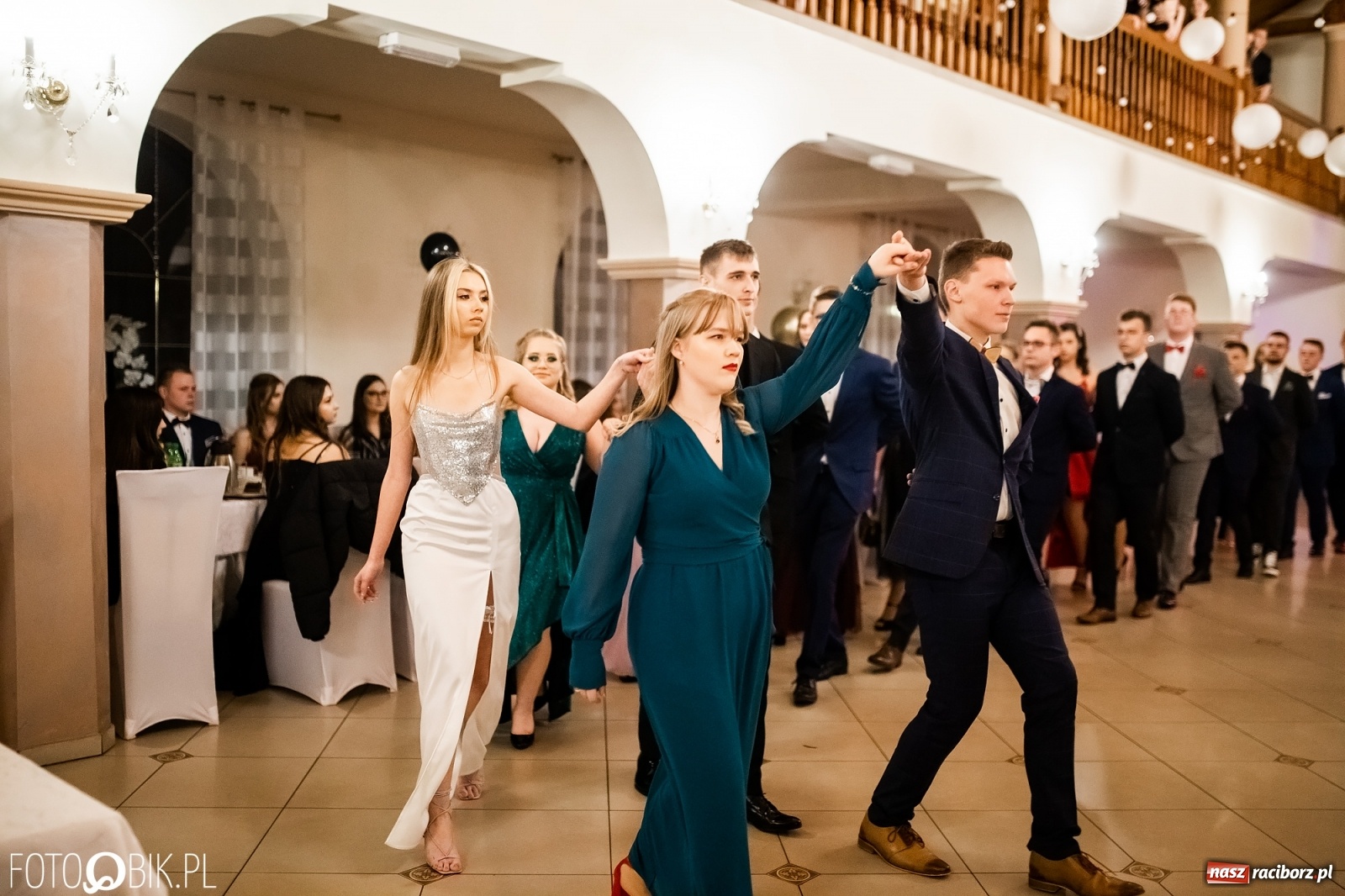 Zdjęcie w galerii na portalu naszraciborz.pl: Studniówka II LO im. Adama Mickiewicza w Raciborzu [FOTO i WIDEO] wiadomości z regionu