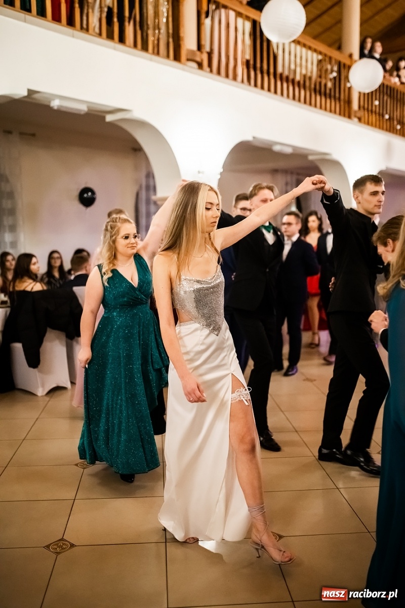 Zdjęcie w galerii na portalu naszraciborz.pl: Studniówka II LO im. Adama Mickiewicza w Raciborzu [FOTO i WIDEO] wiadomości z regionu