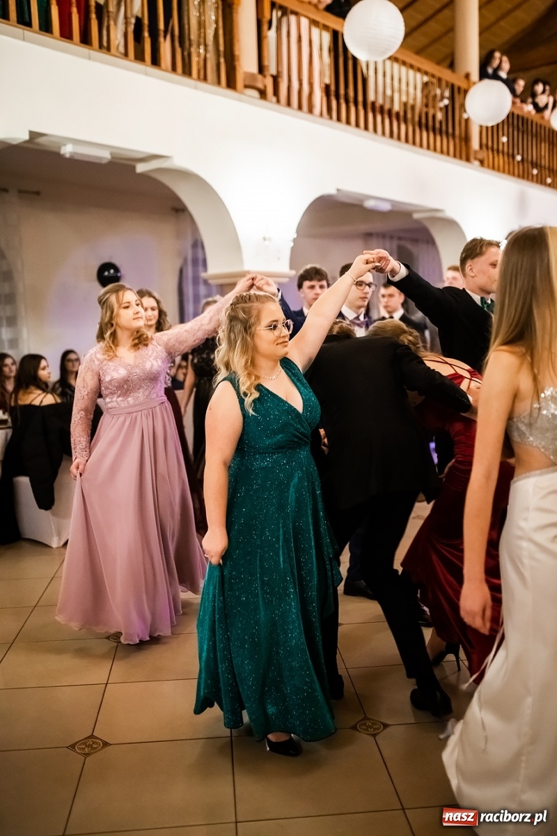 Zdjęcie w galerii na portalu naszraciborz.pl: Studniówka II LO im. Adama Mickiewicza w Raciborzu [FOTO i WIDEO] wiadomości z regionu