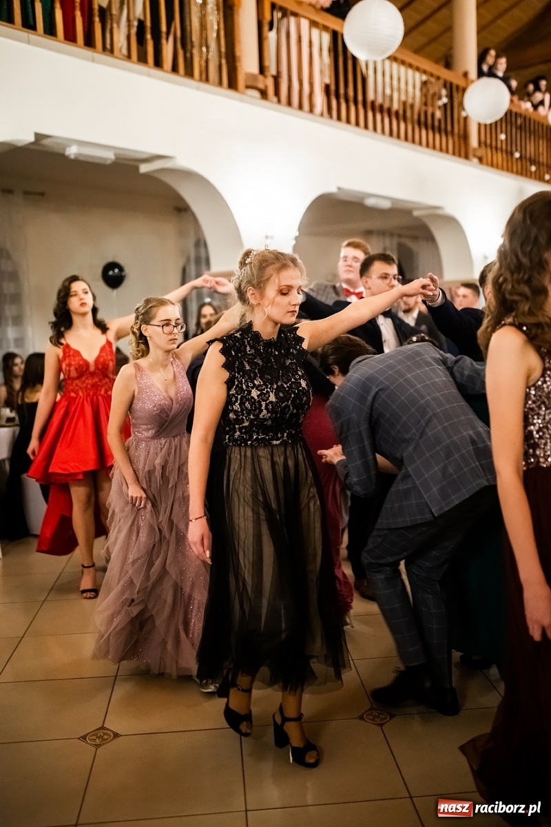 Zdjęcie w galerii na portalu naszraciborz.pl: Studniówka II LO im. Adama Mickiewicza w Raciborzu [FOTO i WIDEO] wiadomości z regionu