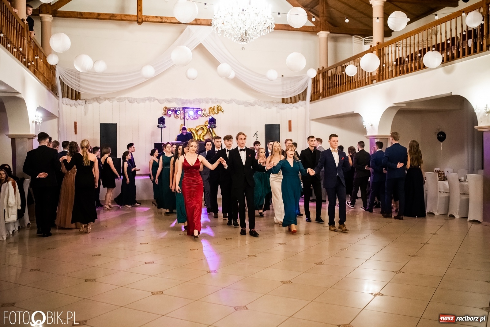 Zdjęcie w galerii na portalu naszraciborz.pl: Studniówka II LO im. Adama Mickiewicza w Raciborzu [FOTO i WIDEO] wiadomości z regionu