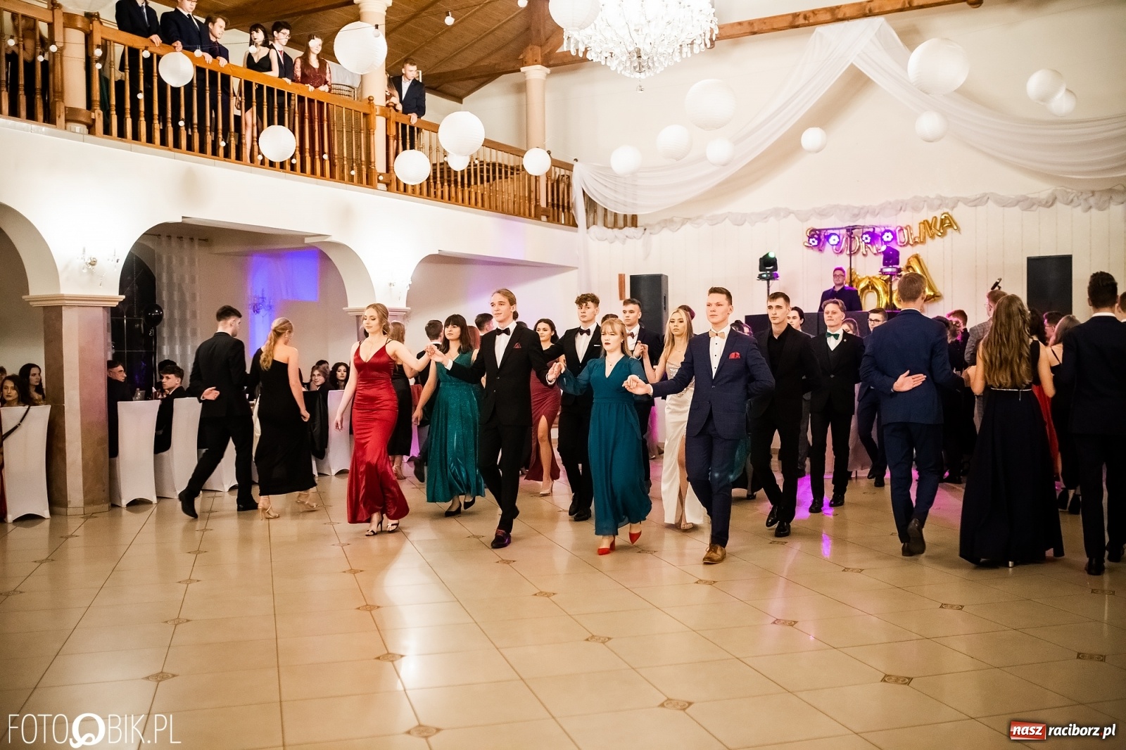 Zdjęcie w galerii na portalu naszraciborz.pl: Studniówka II LO im. Adama Mickiewicza w Raciborzu [FOTO i WIDEO] wiadomości z regionu