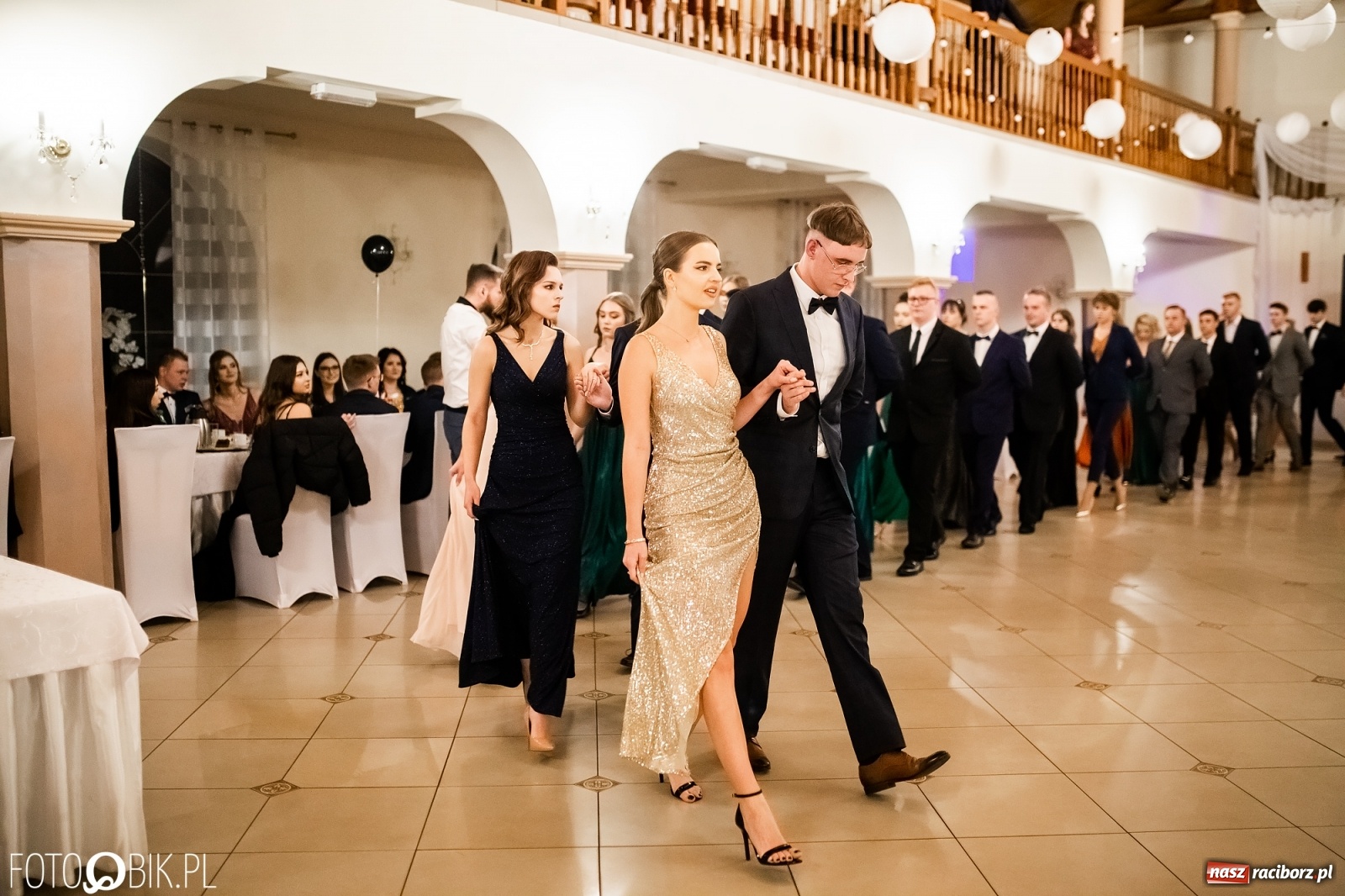 Zdjęcie w galerii na portalu naszraciborz.pl: Studniówka II LO im. Adama Mickiewicza w Raciborzu [FOTO i WIDEO] wiadomości z regionu
