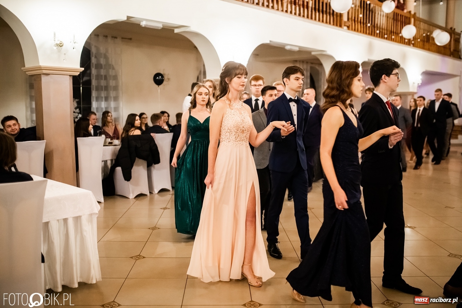 Zdjęcie w galerii na portalu naszraciborz.pl: Studniówka II LO im. Adama Mickiewicza w Raciborzu [FOTO i WIDEO] wiadomości z regionu